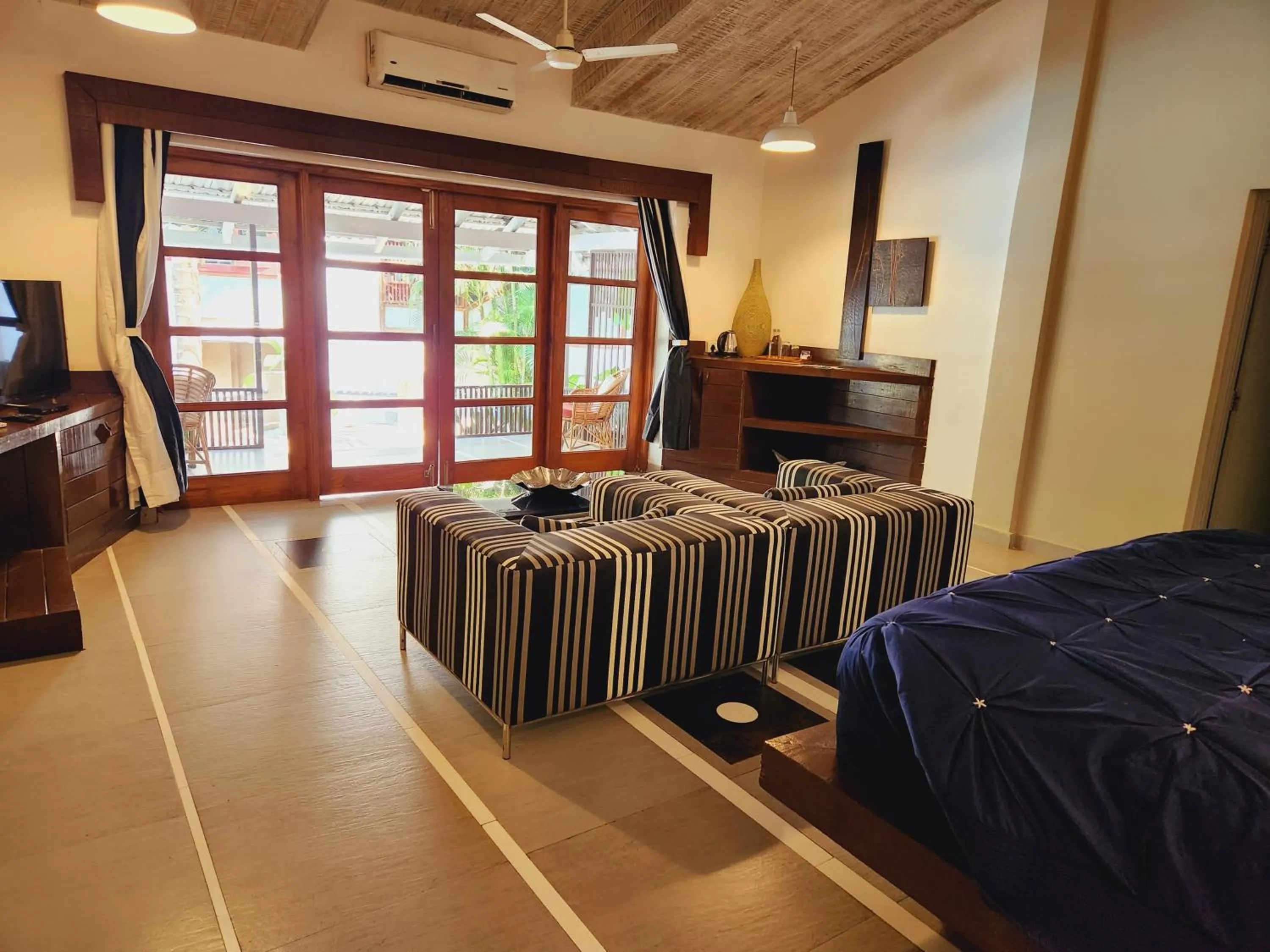 Seating area, Bed in Casa Vagator