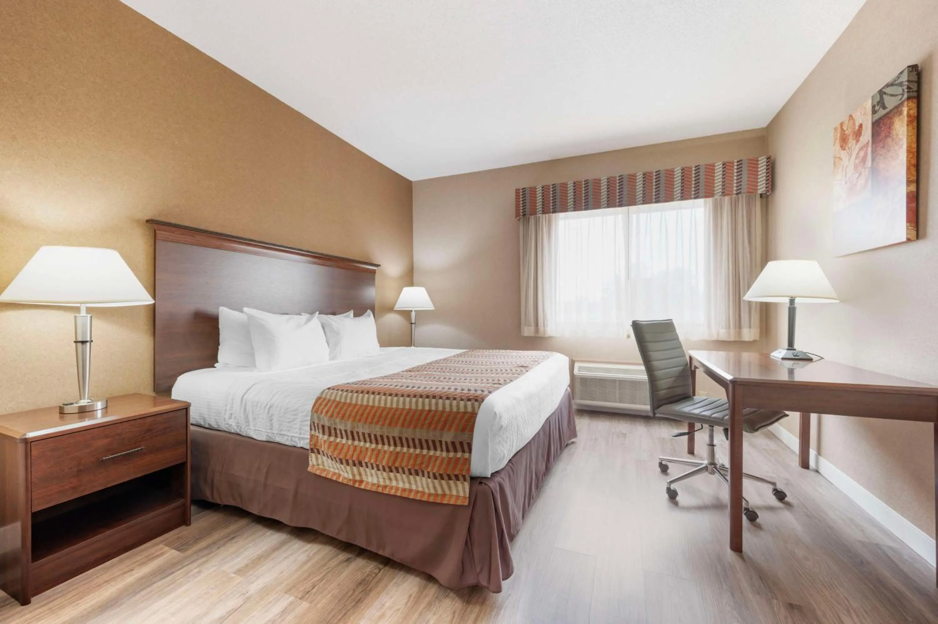 Bedroom, Bed in Best Western Circus City Inn