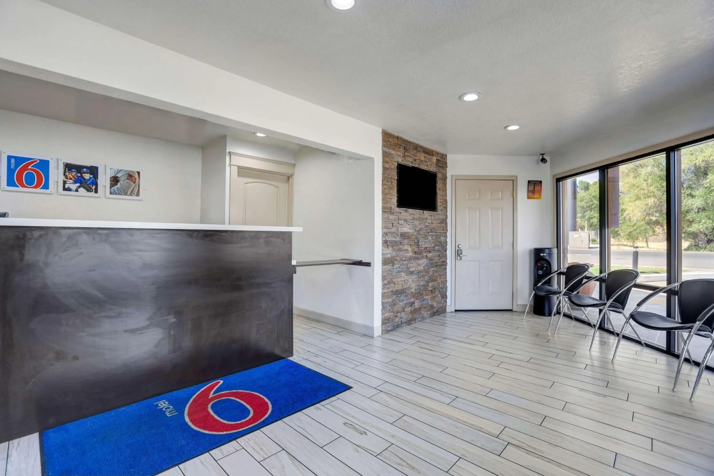 Lobby or reception in Motel 6-Anderson, CA - Redding Airport