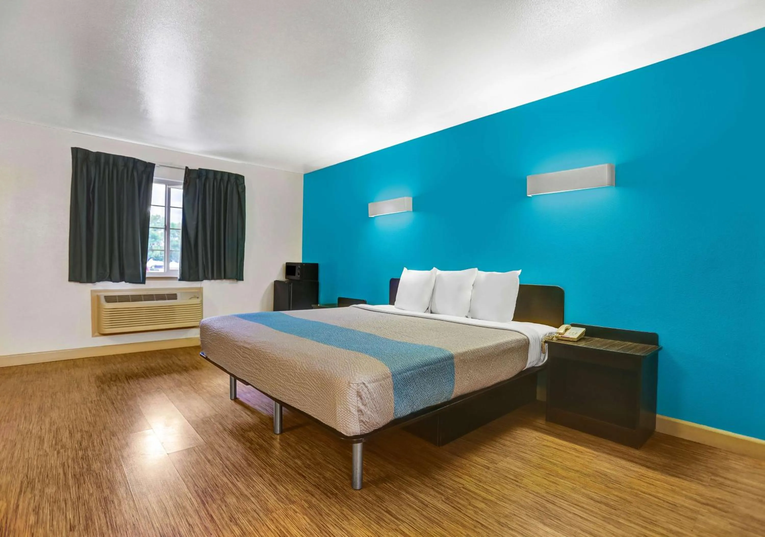 Photo of the whole room, Bed in Motel 6-Anderson, CA - Redding Airport