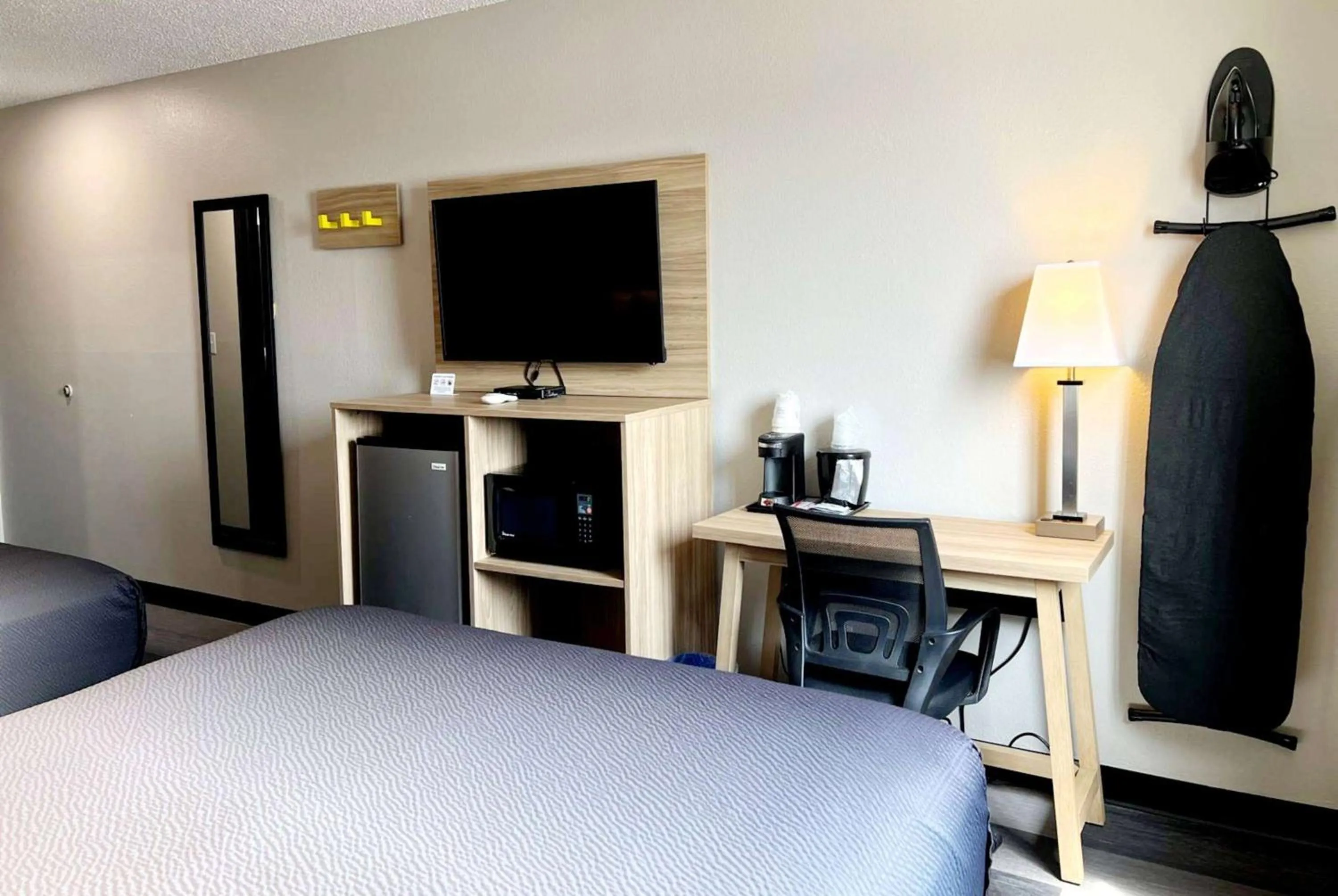 Photo of the whole room, Bed in Super 8 by Wyndham Cedar Rapids