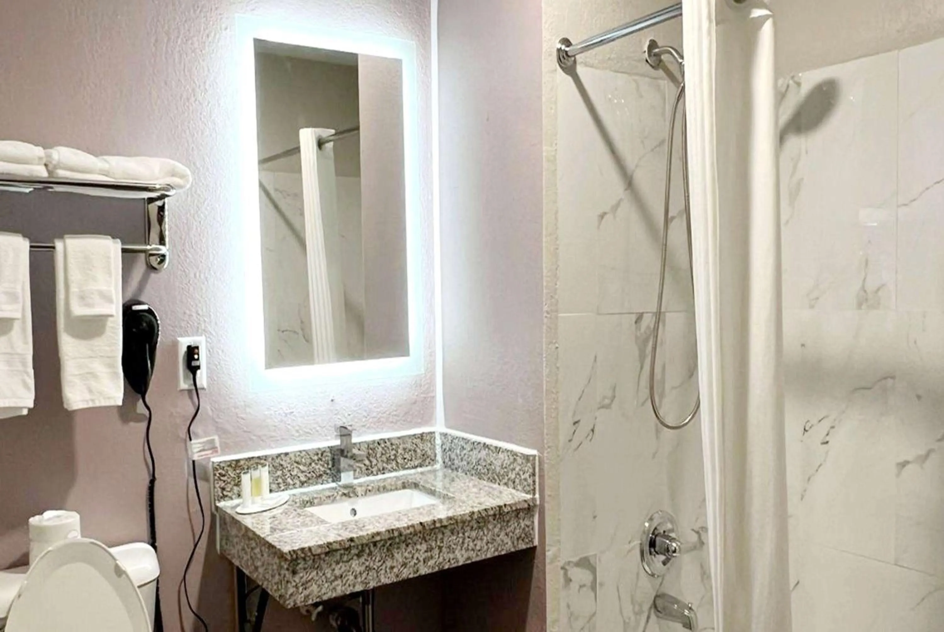 TV and multimedia in Super 8 by Wyndham Cedar Rapids