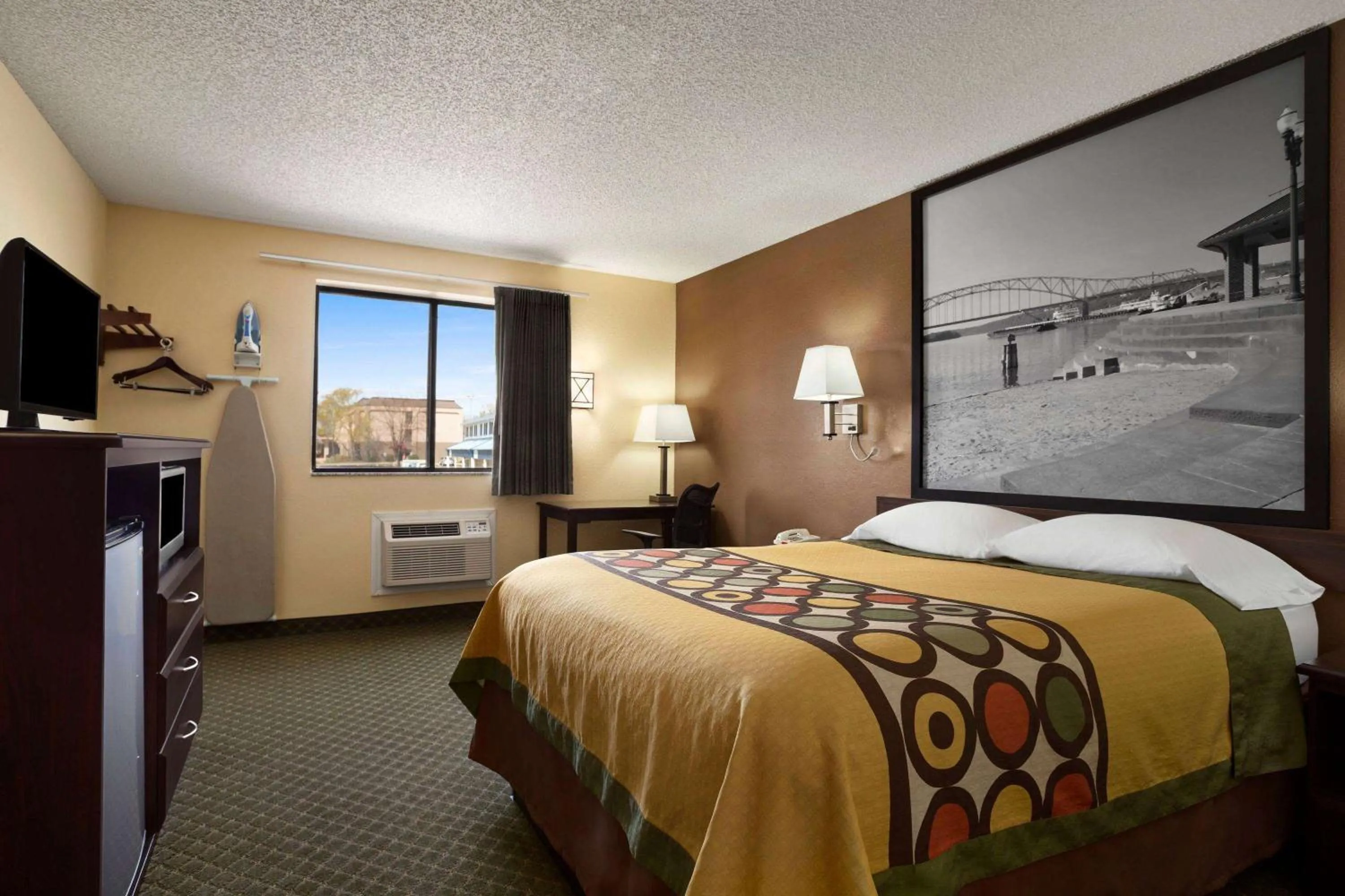 Photo of the whole room, Bed in Super 8 by Wyndham Cedar Rapids