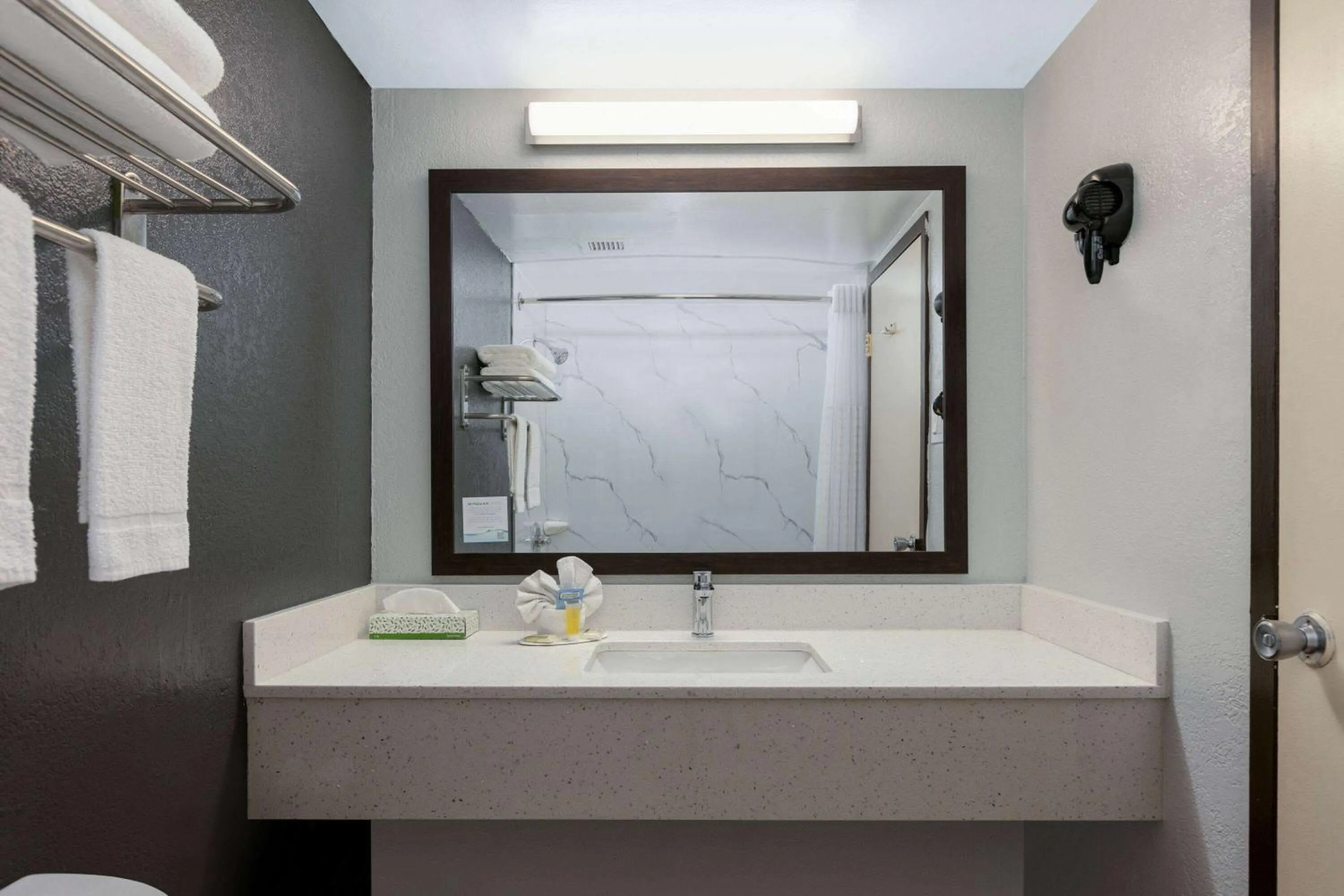 TV and multimedia in Super 8 by Wyndham Grand Prairie North