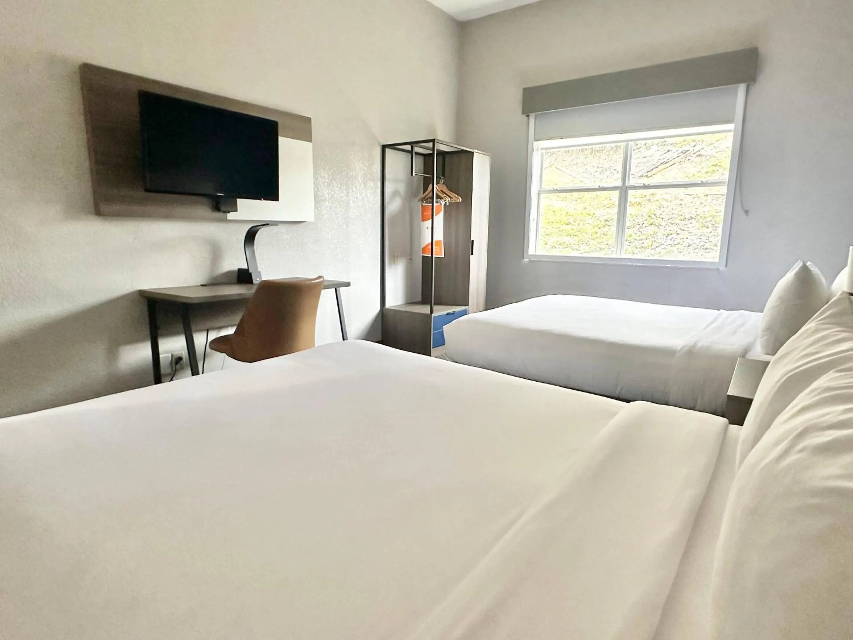 Bedroom, Bed in Comfort Inn & Suites Cartersville - Emerson Lake Point