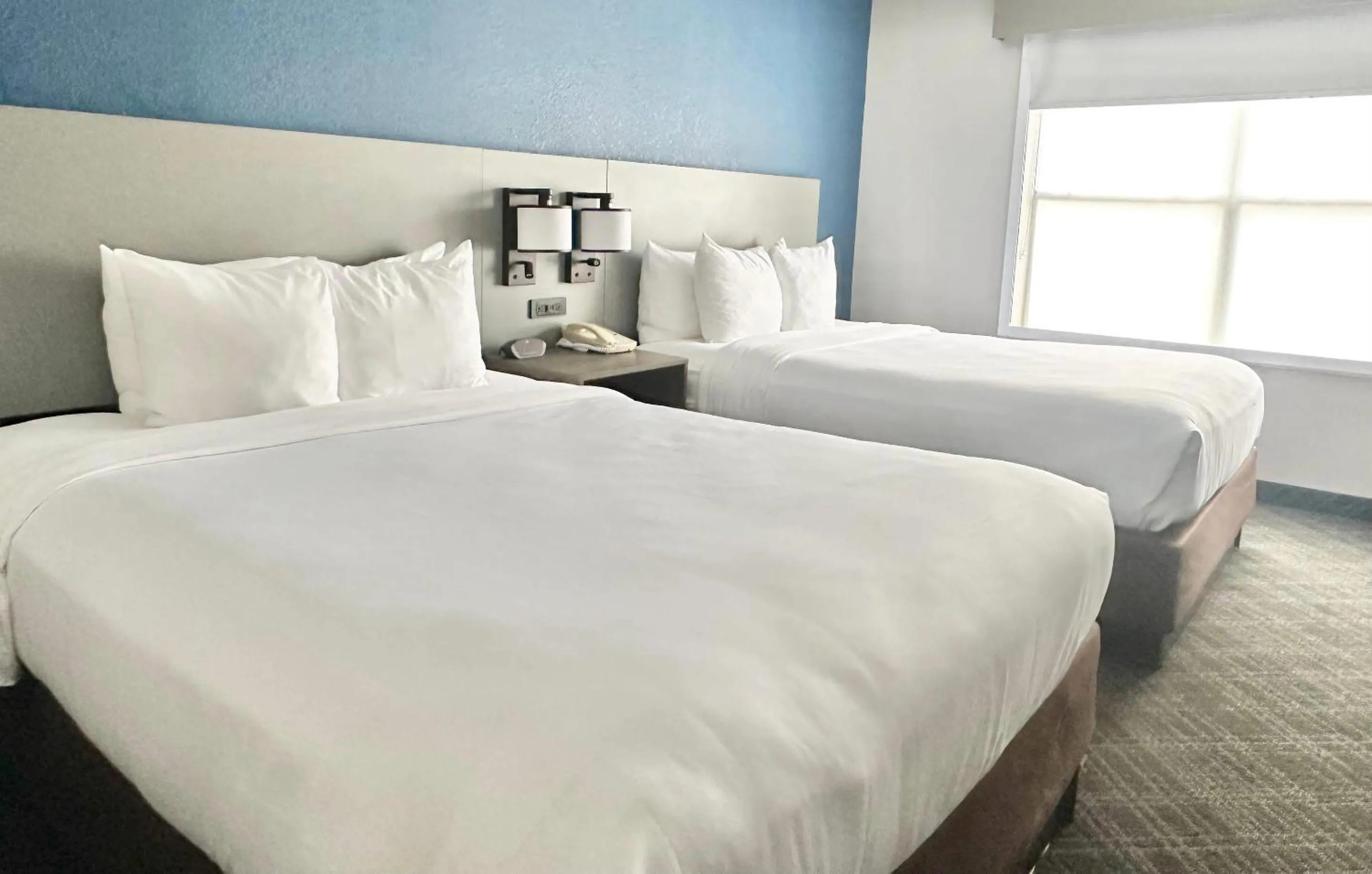 Bedroom, Bed in Comfort Inn & Suites Cartersville - Emerson Lake Point