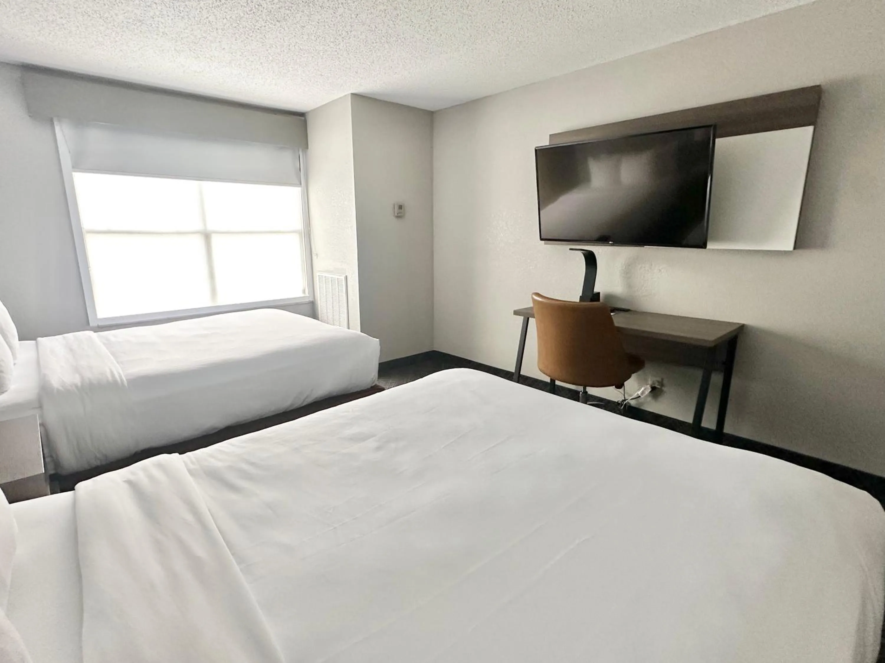 Bedroom, Bed in Comfort Inn & Suites Cartersville - Emerson Lake Point