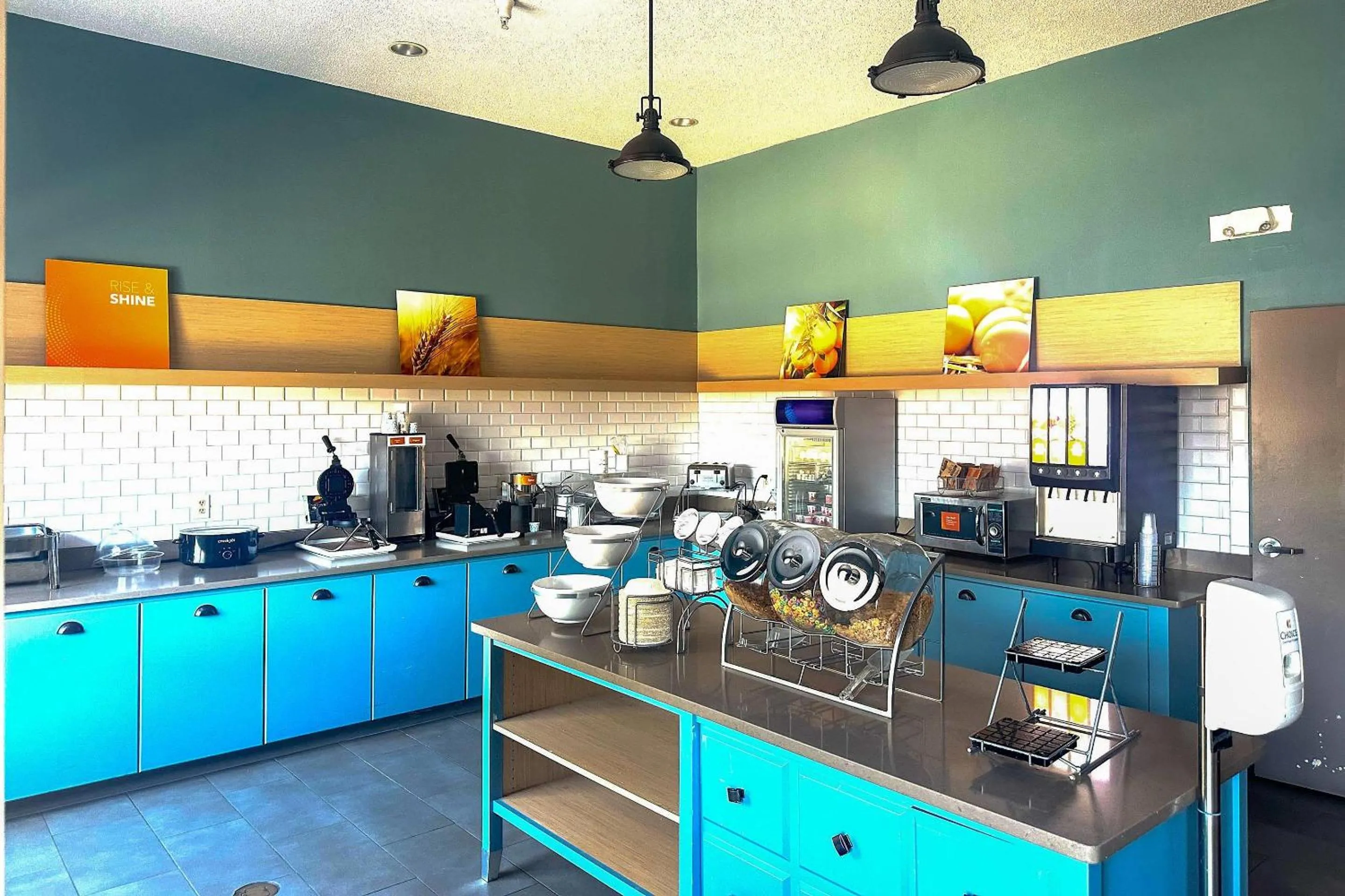 Breakfast in Comfort Inn & Suites Cartersville - Emerson Lake Point