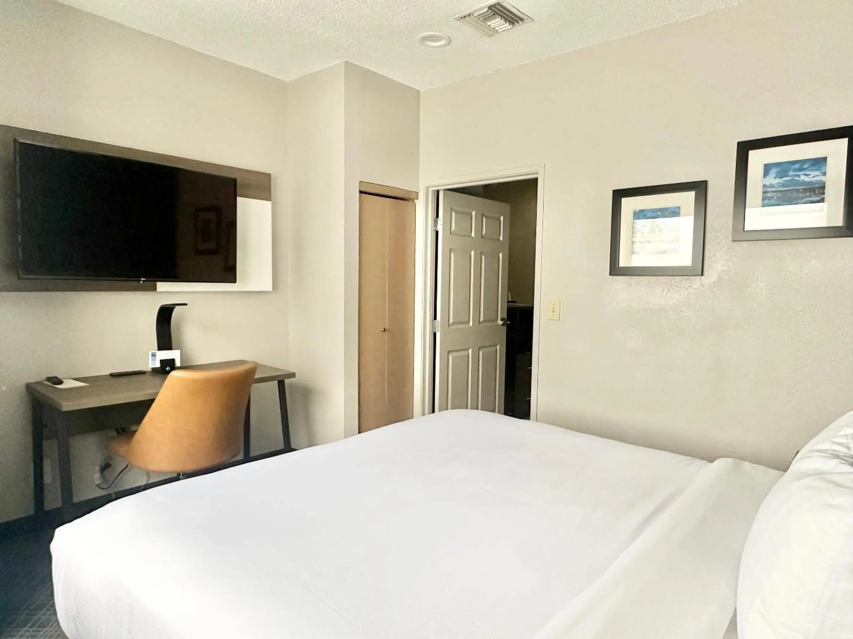 Bedroom, Bed in Comfort Inn & Suites Cartersville - Emerson Lake Point