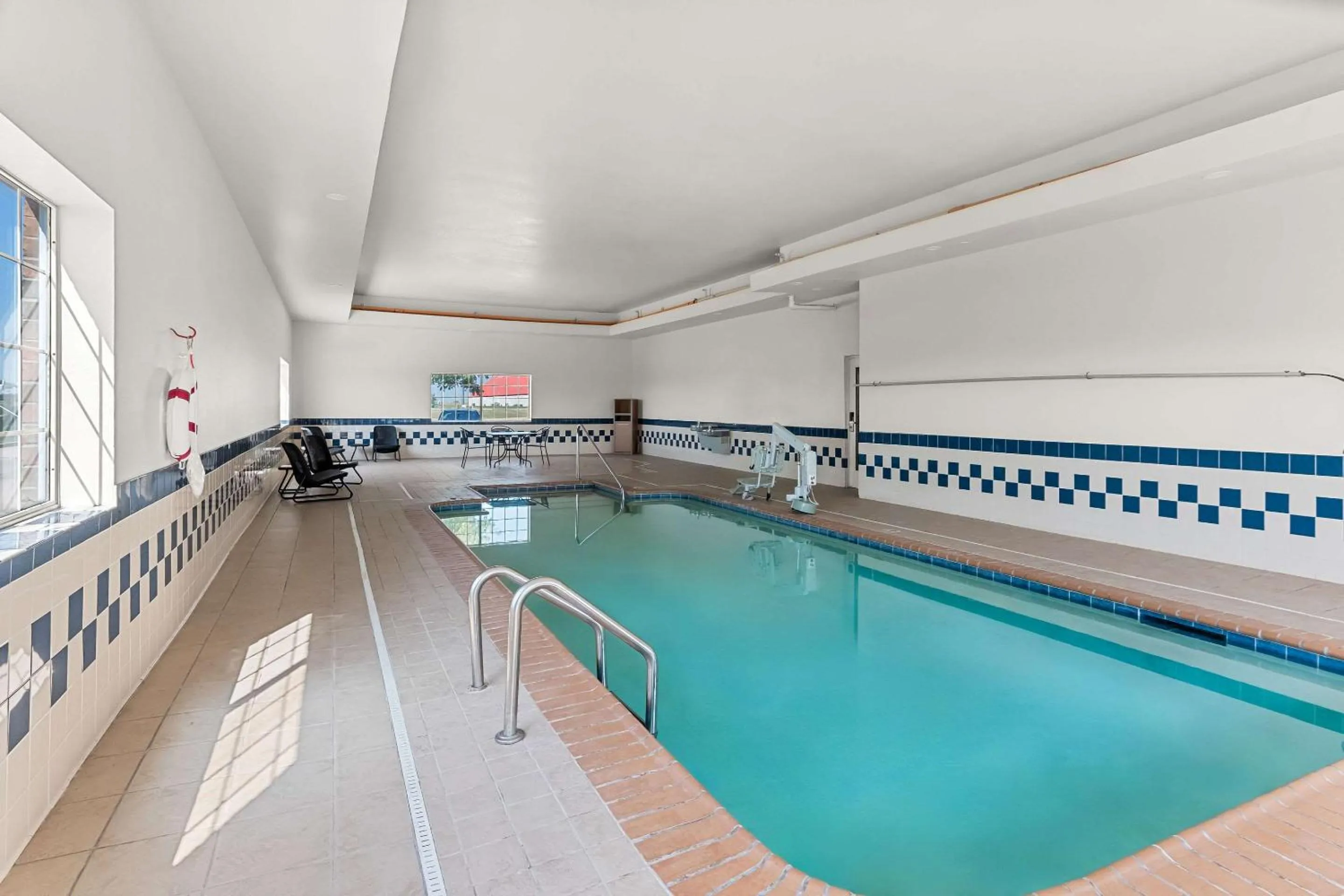 Swimming pool in Quality Inn Blackwell I-35
