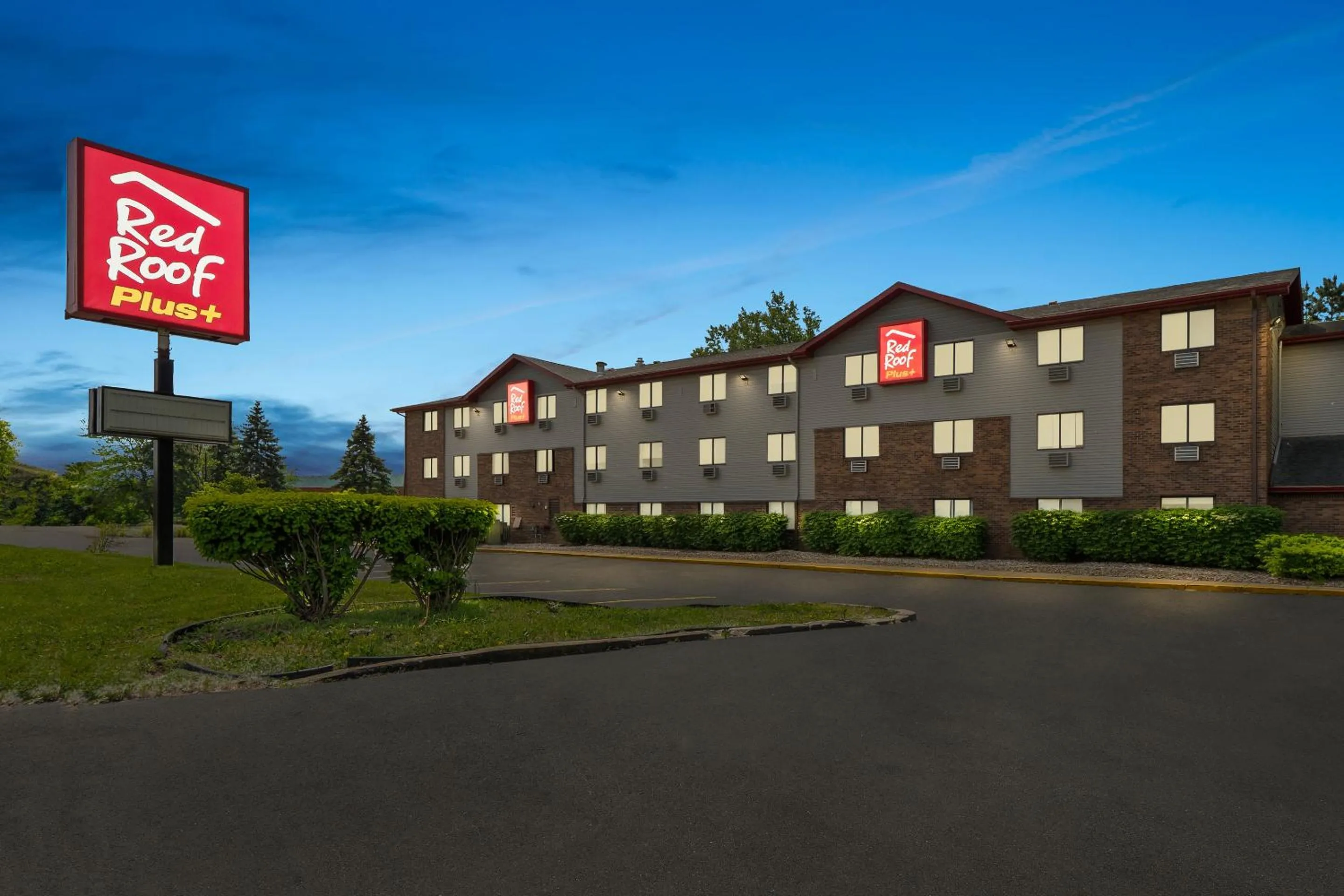 Facade/entrance in Red Roof PLUS Belleville