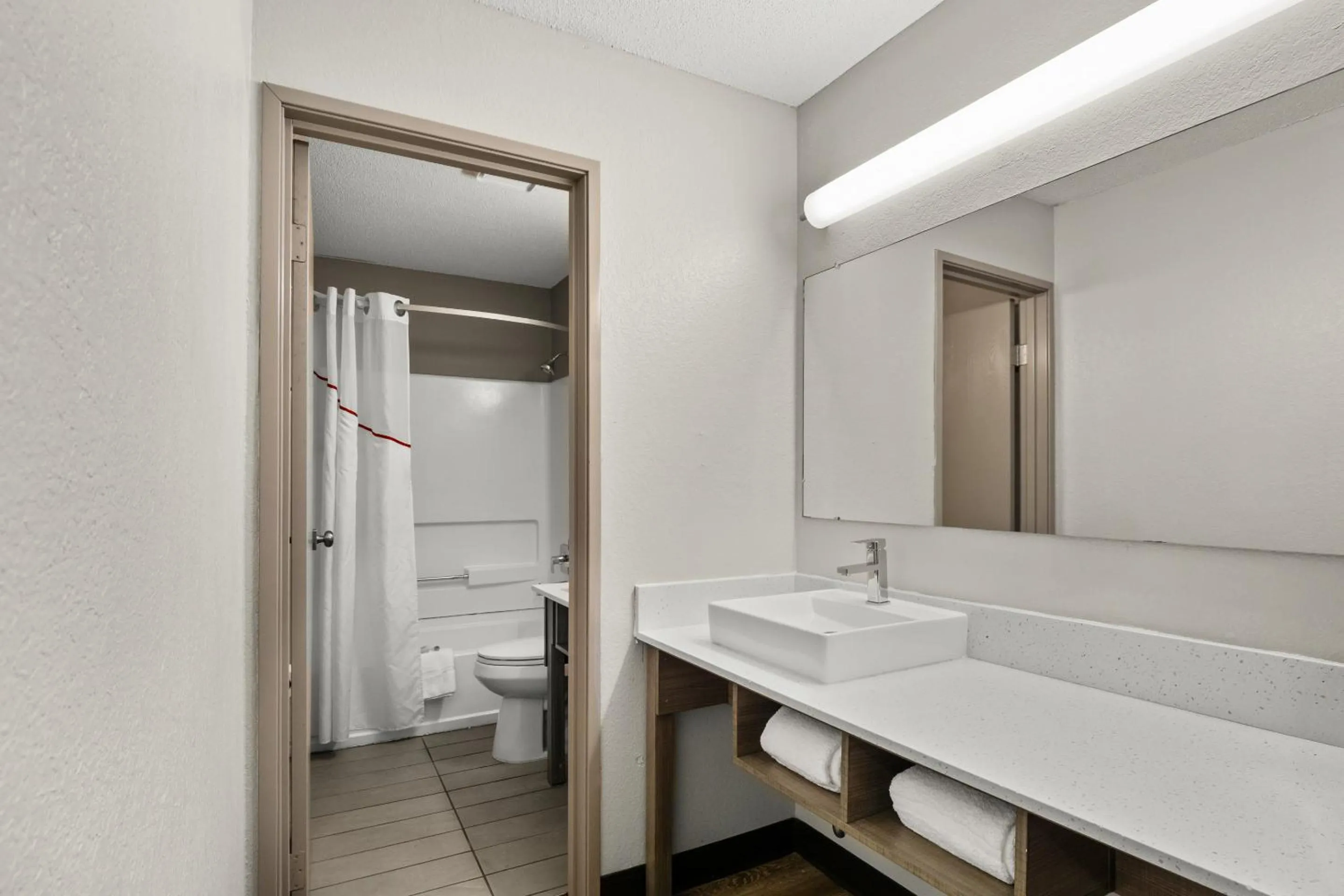 Bathroom in Red Roof PLUS Belleville