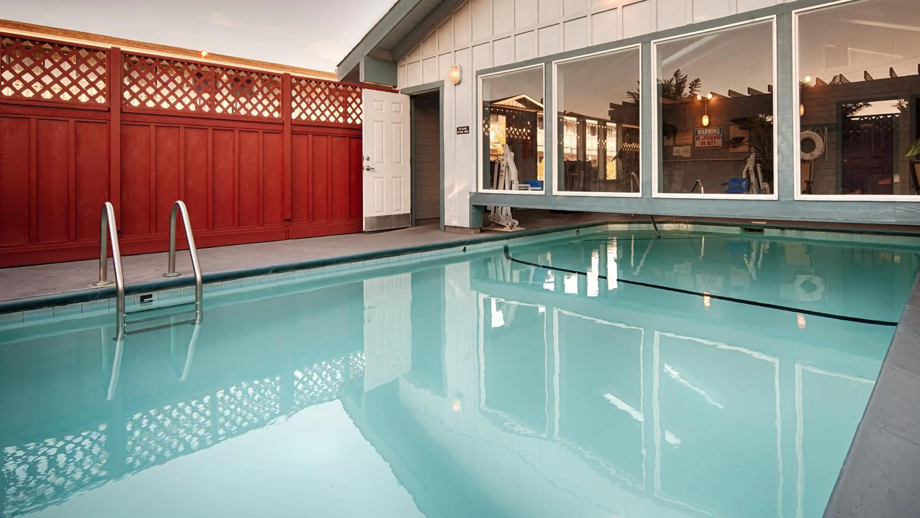 Swimming pool in Best Western Arcata Inn