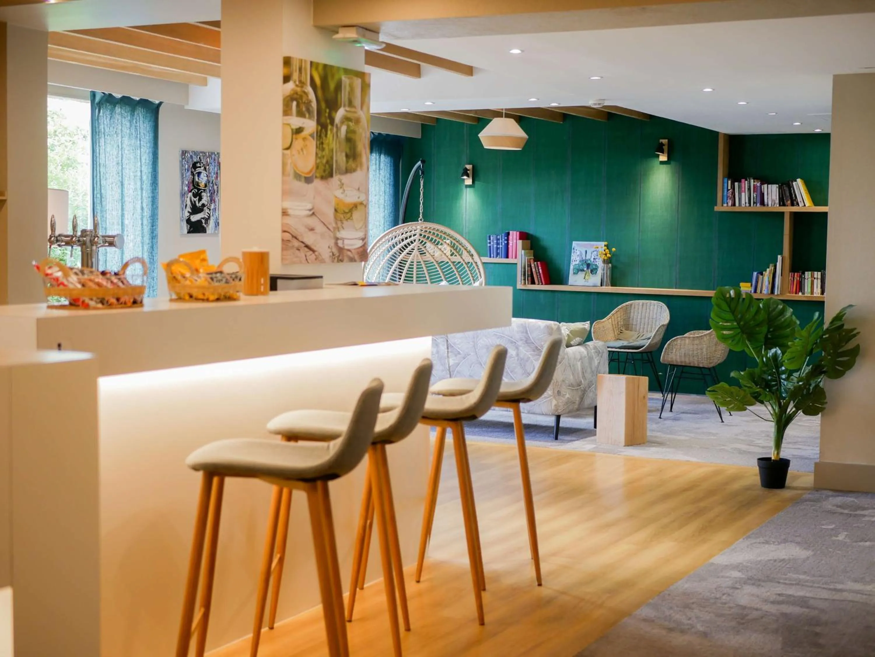Lounge or bar in Best Western Le Bois de la Marche