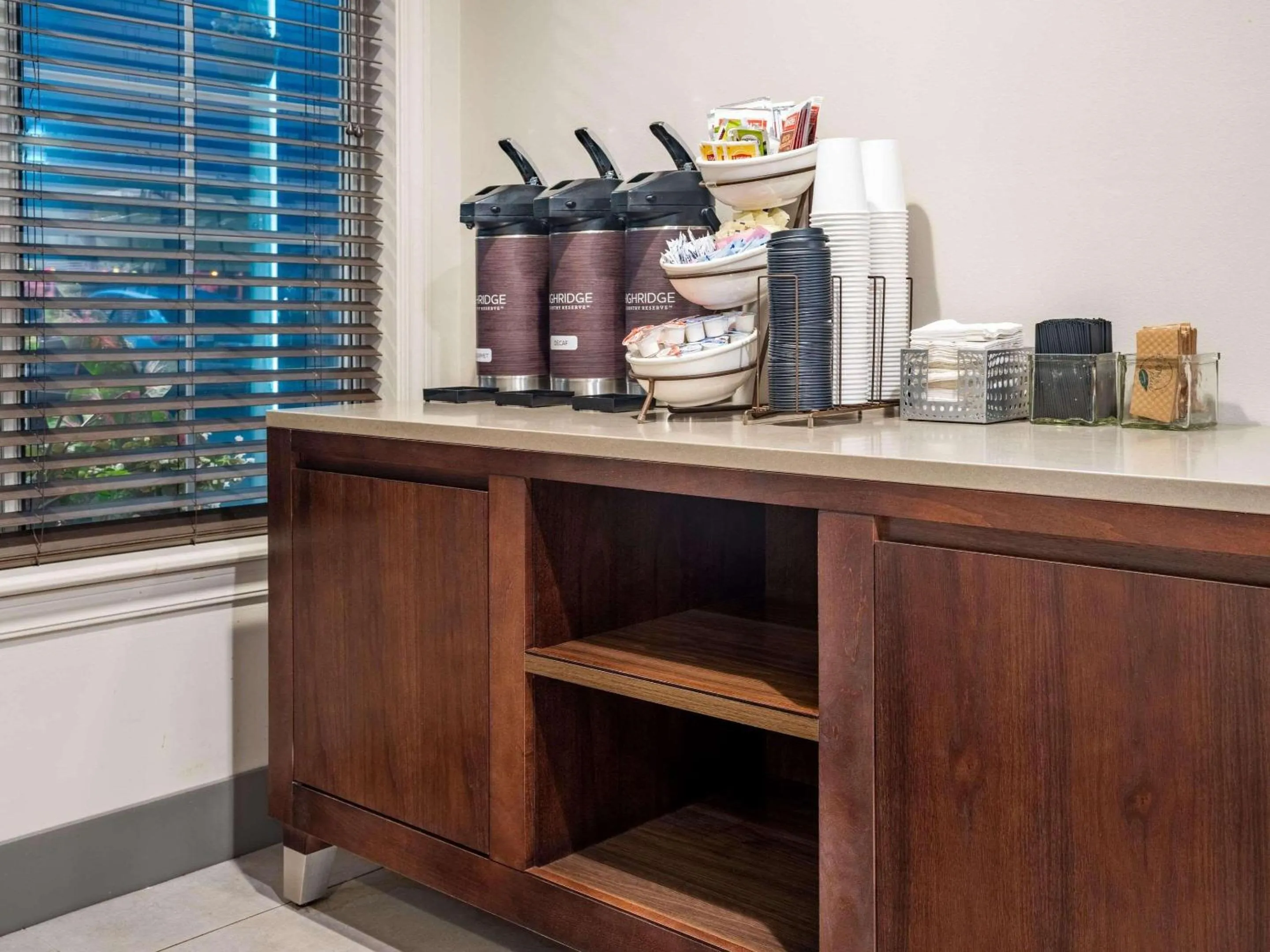 Breakfast in Country Inn & Suites by Radisson, Toledo, OH