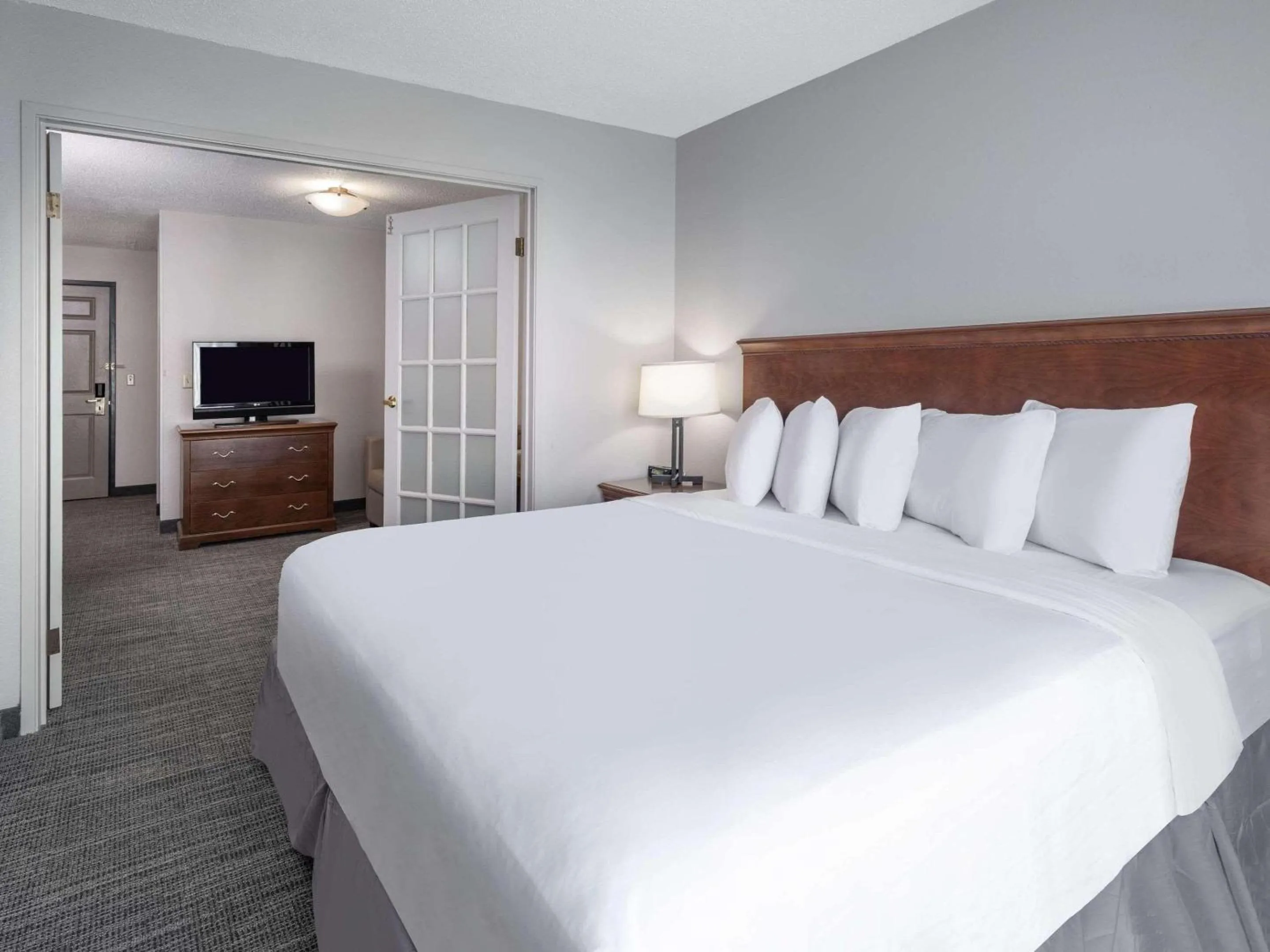 Bedroom in Country Inn & Suites by Radisson, Toledo, OH