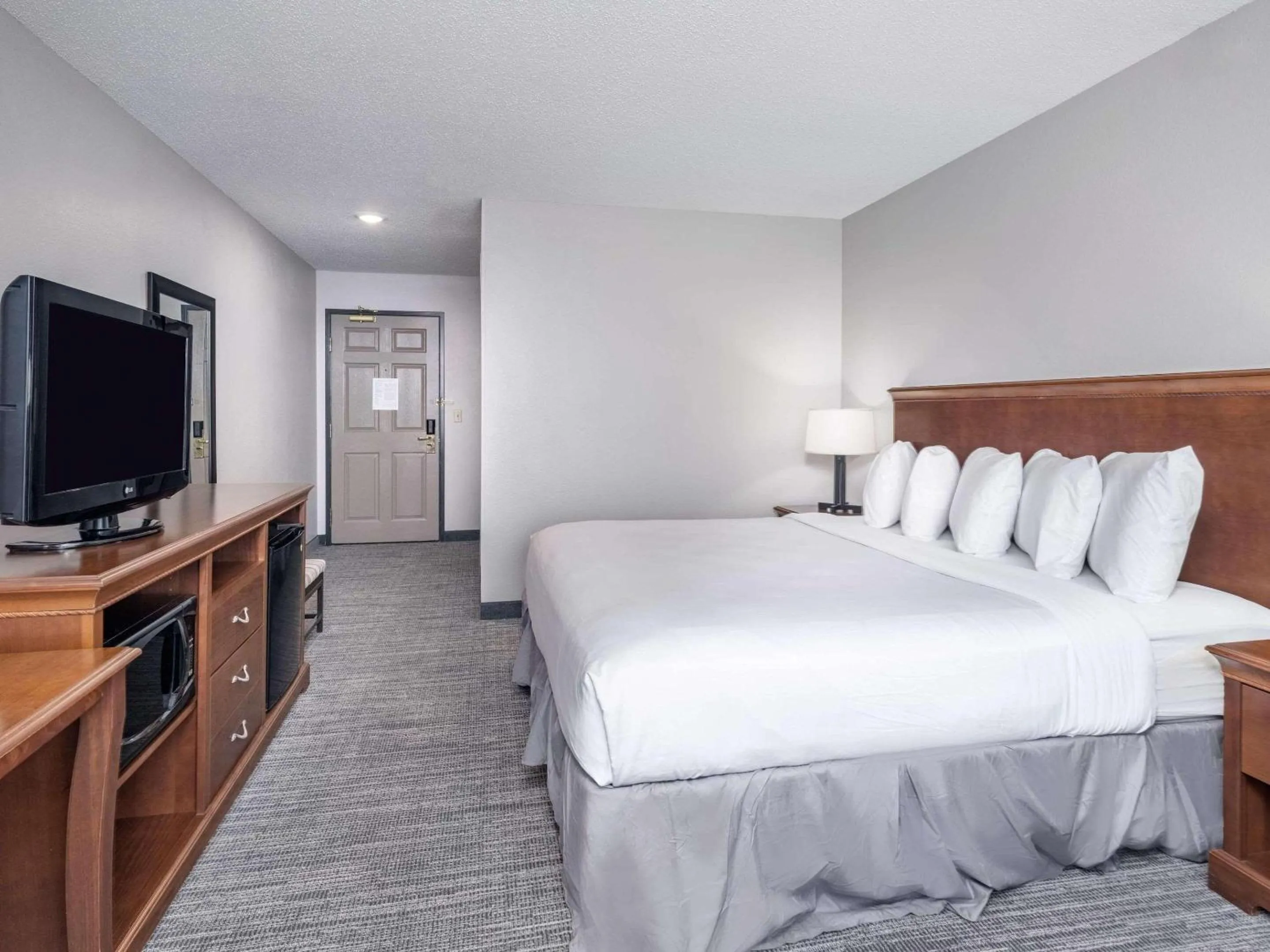 Bedroom in Country Inn & Suites by Radisson, Toledo, OH
