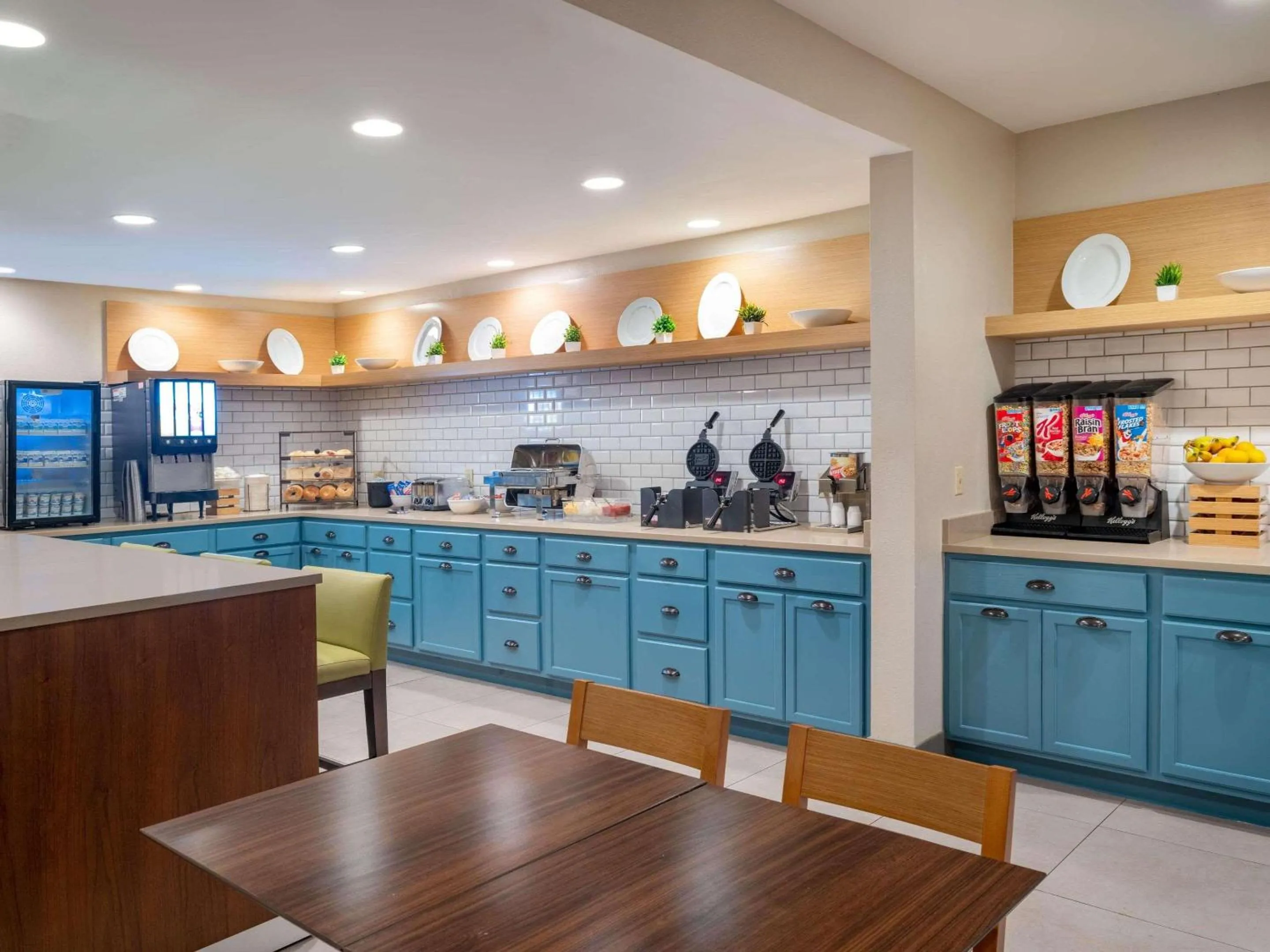 Breakfast in Country Inn & Suites by Radisson, Toledo, OH