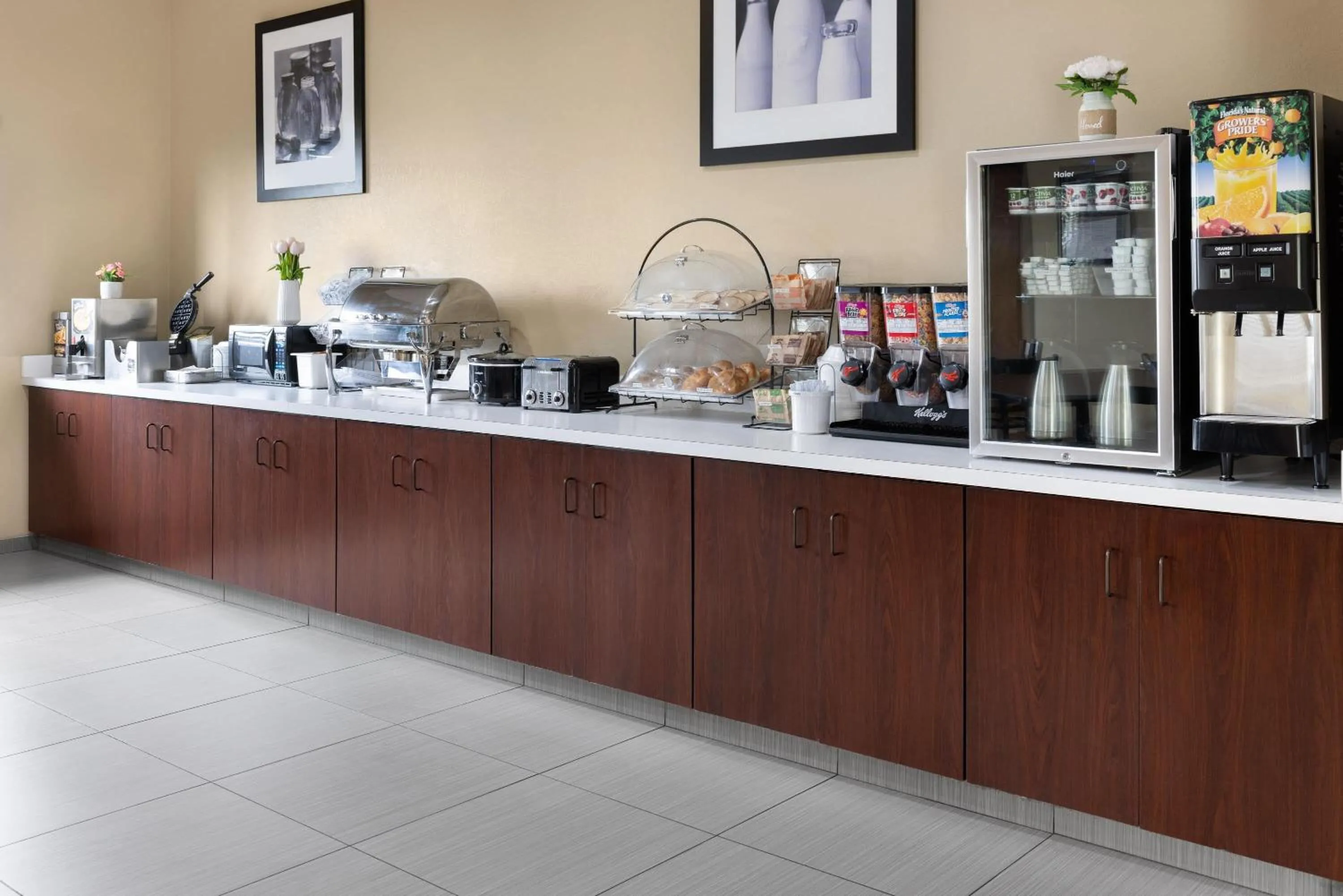 Breakfast in Super 8 by Wyndham St. Clairsville OH/Wheeling WV Area