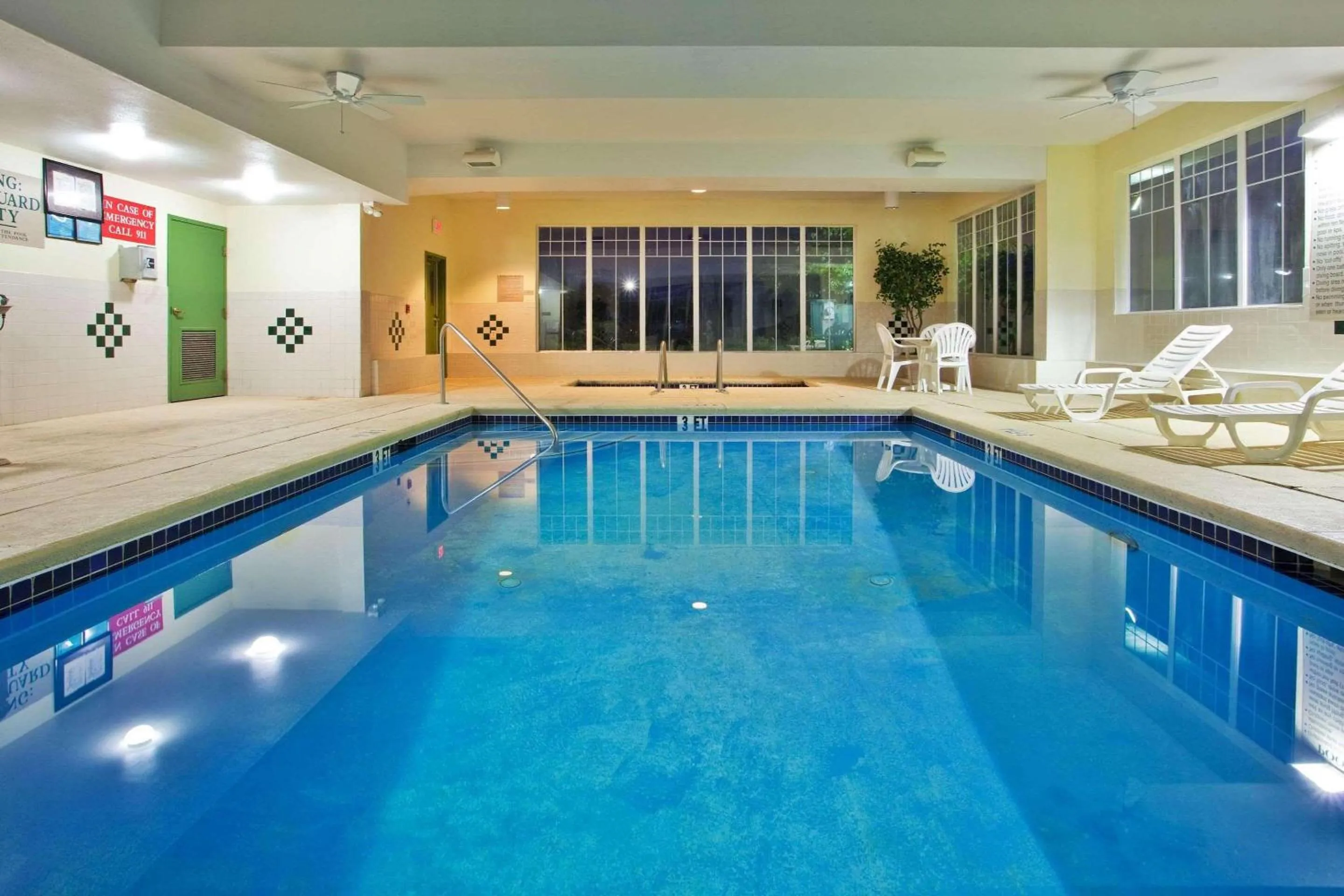 Swimming pool in Country Inn & Suites by Radisson, Hiram, GA