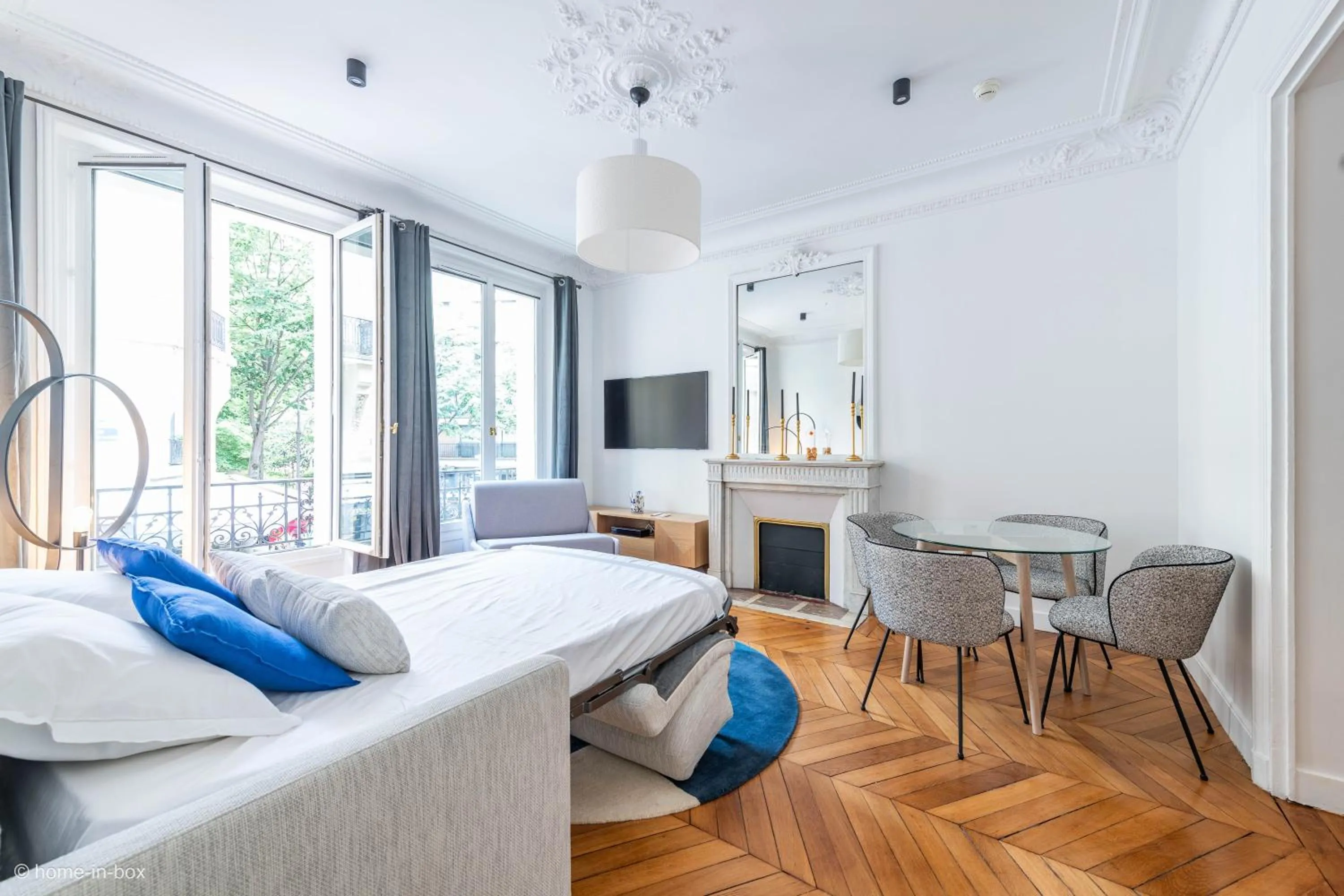 Bed in HotelHome Paris 16