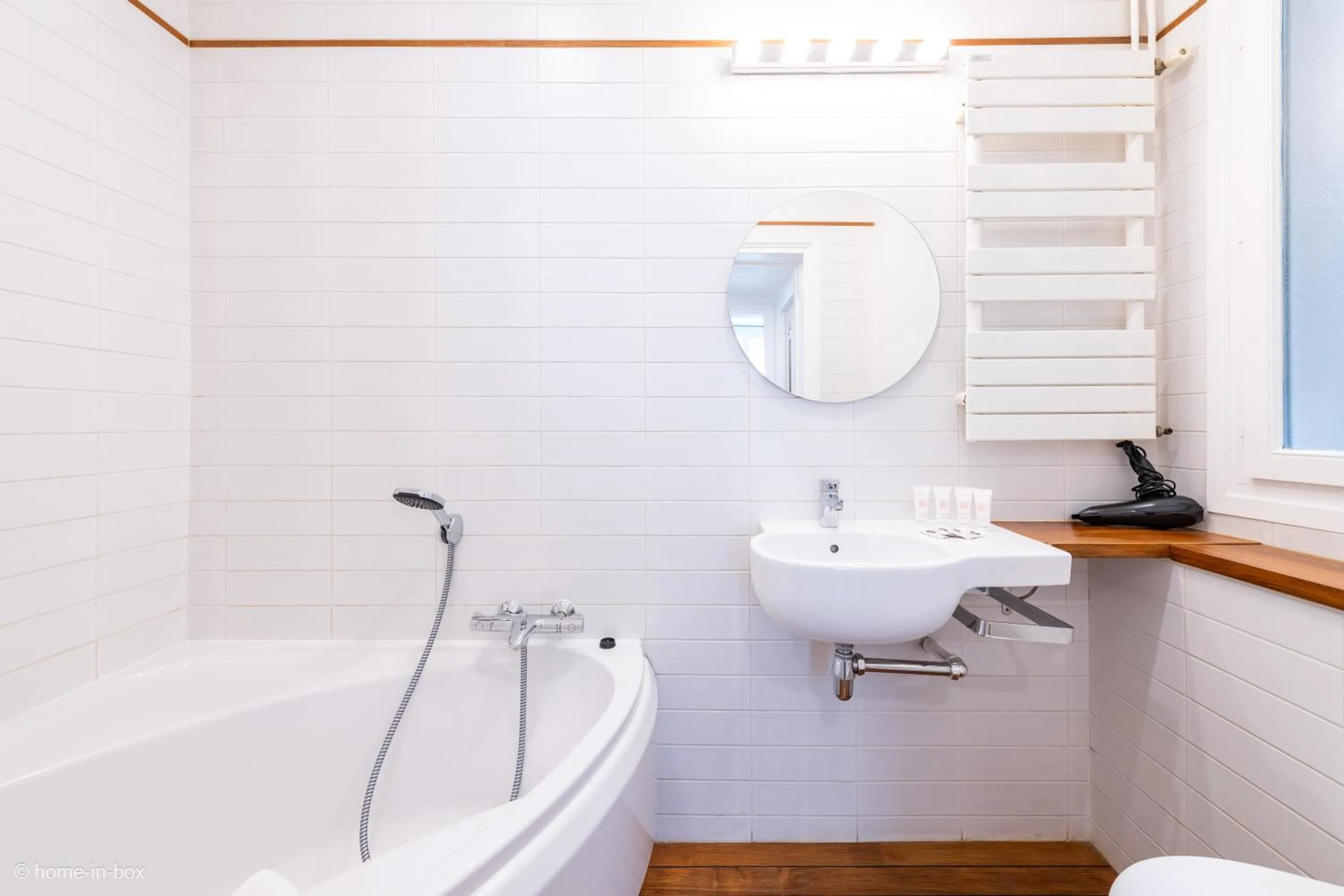 Bathroom in HotelHome Paris 16