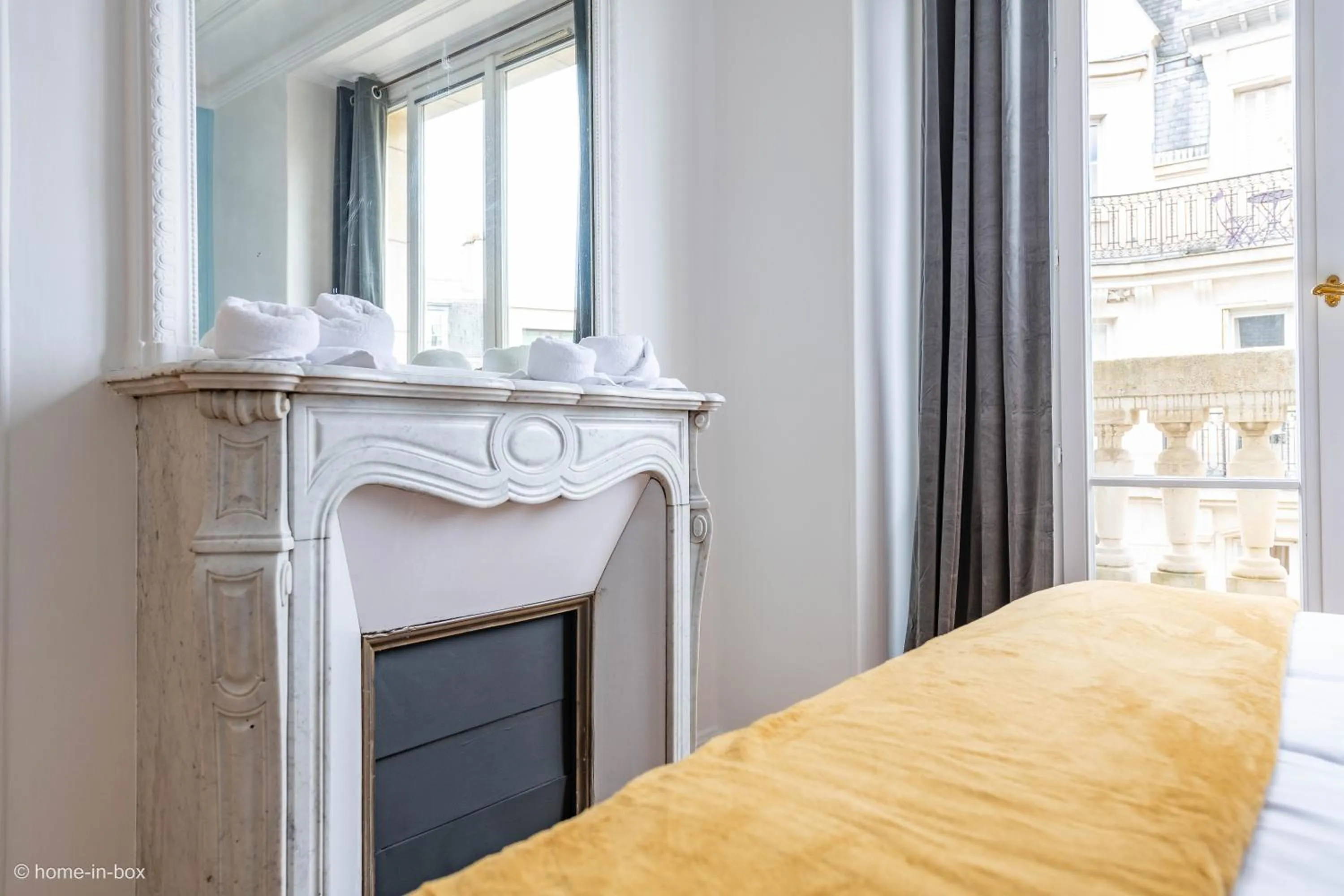 Bed in HotelHome Paris 16