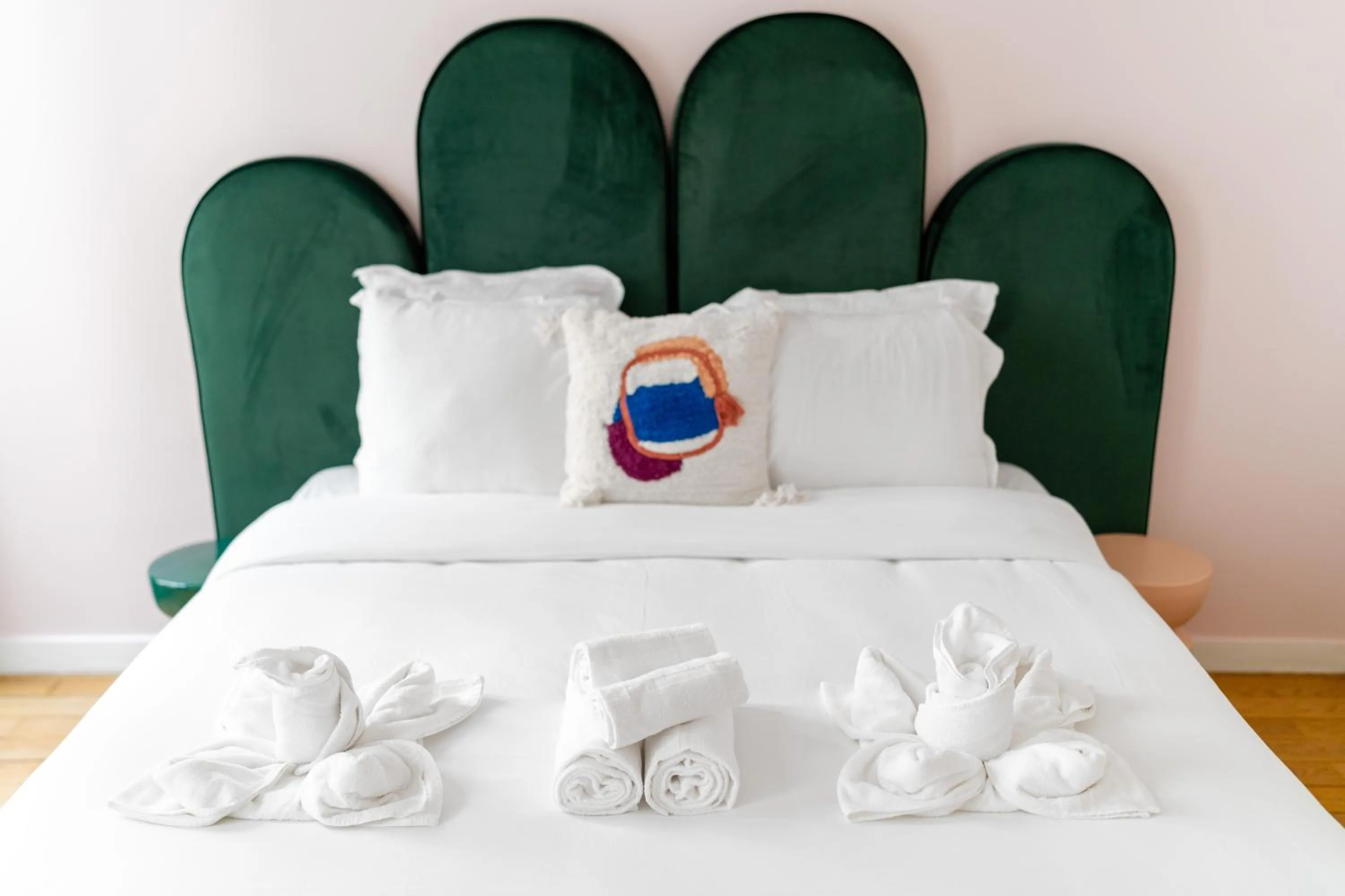 Bed in HotelHome Paris 16