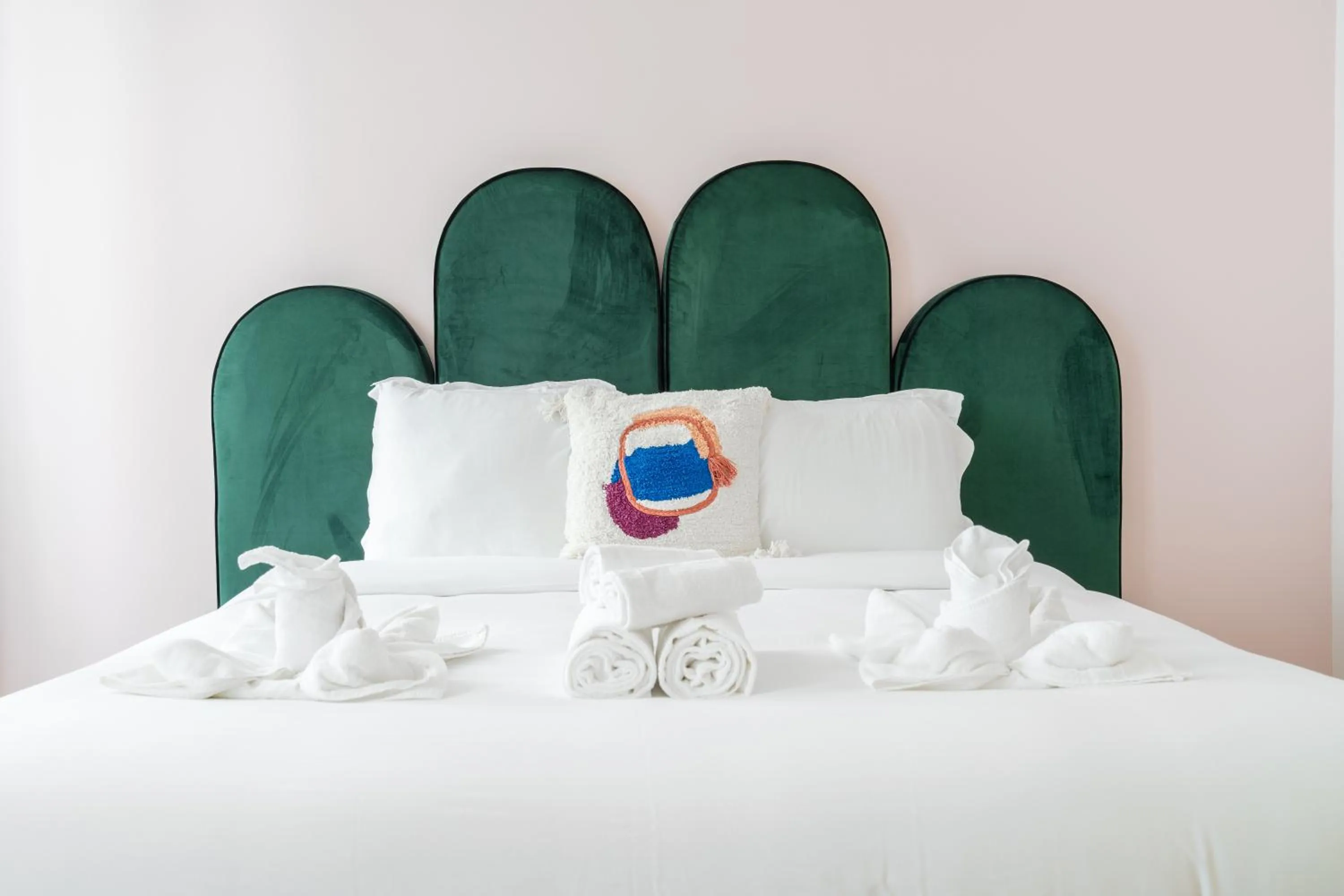 Bed in HotelHome Paris 16