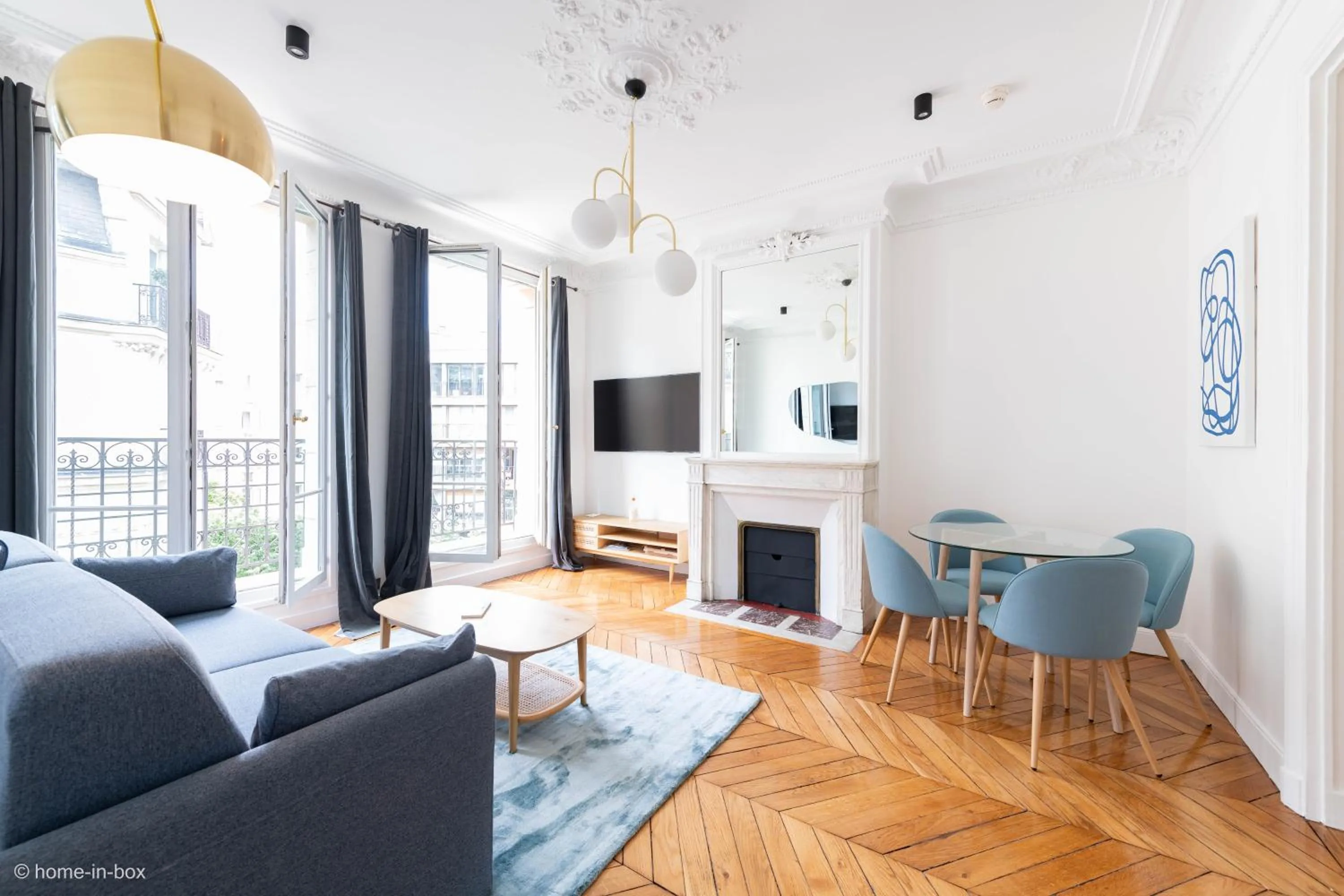 Communal lounge/ TV room in HotelHome Paris 16