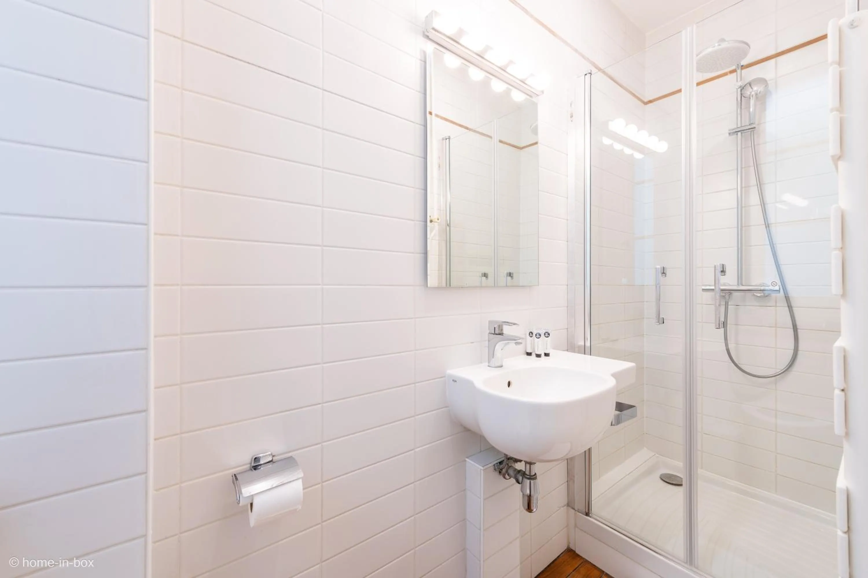 Shower in HotelHome Paris 16