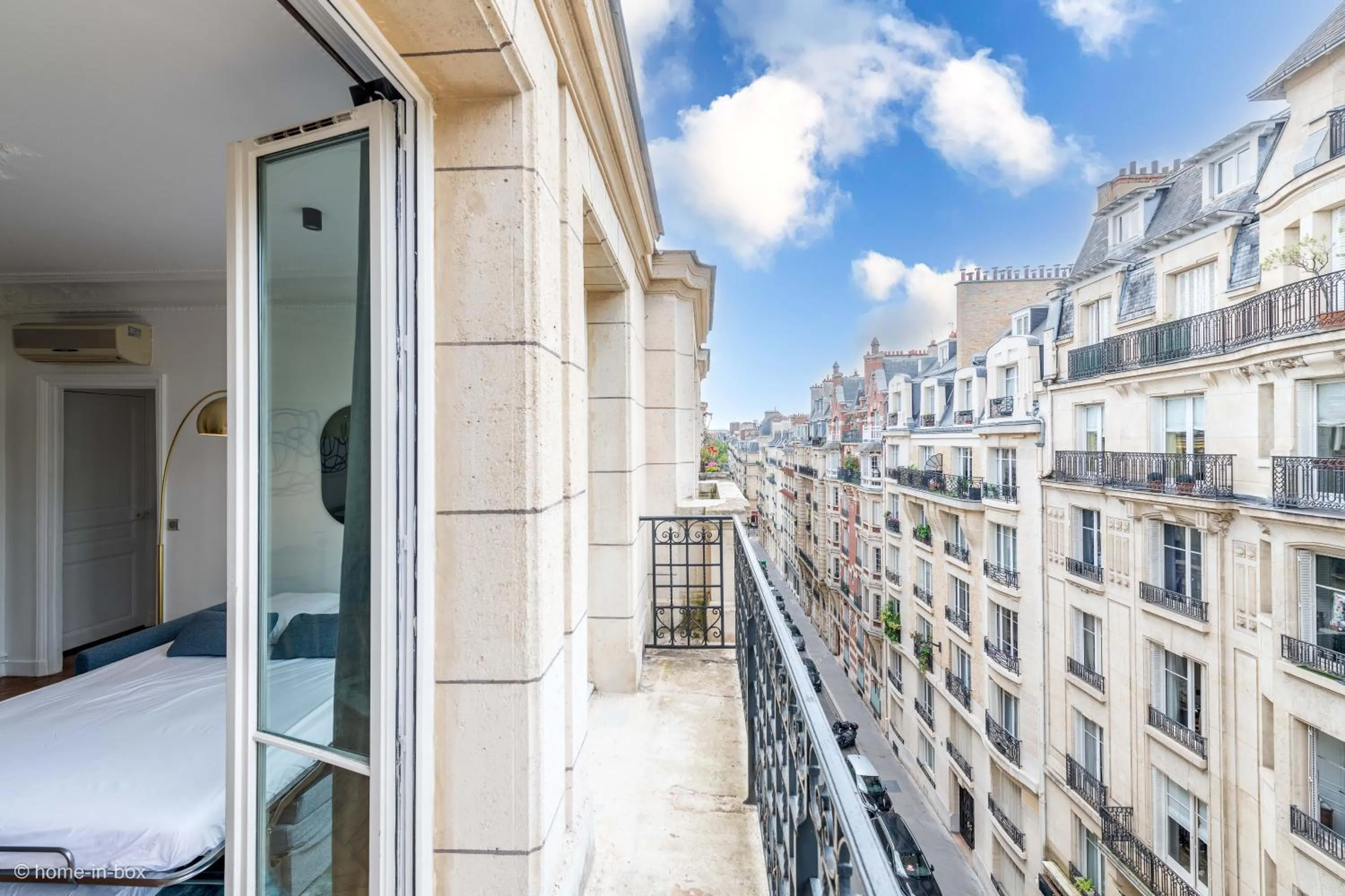 Day in HotelHome Paris 16