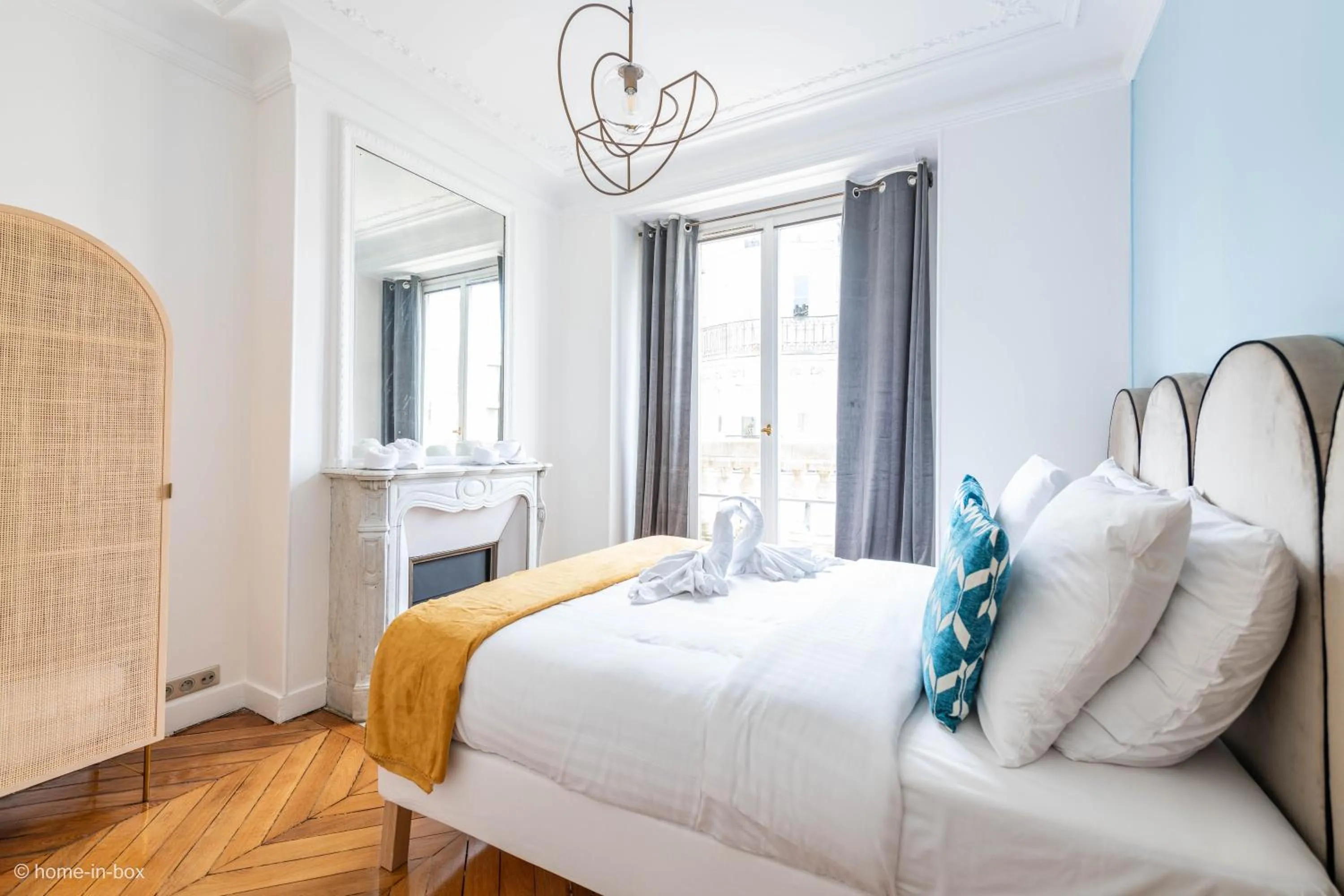 Bed in HotelHome Paris 16