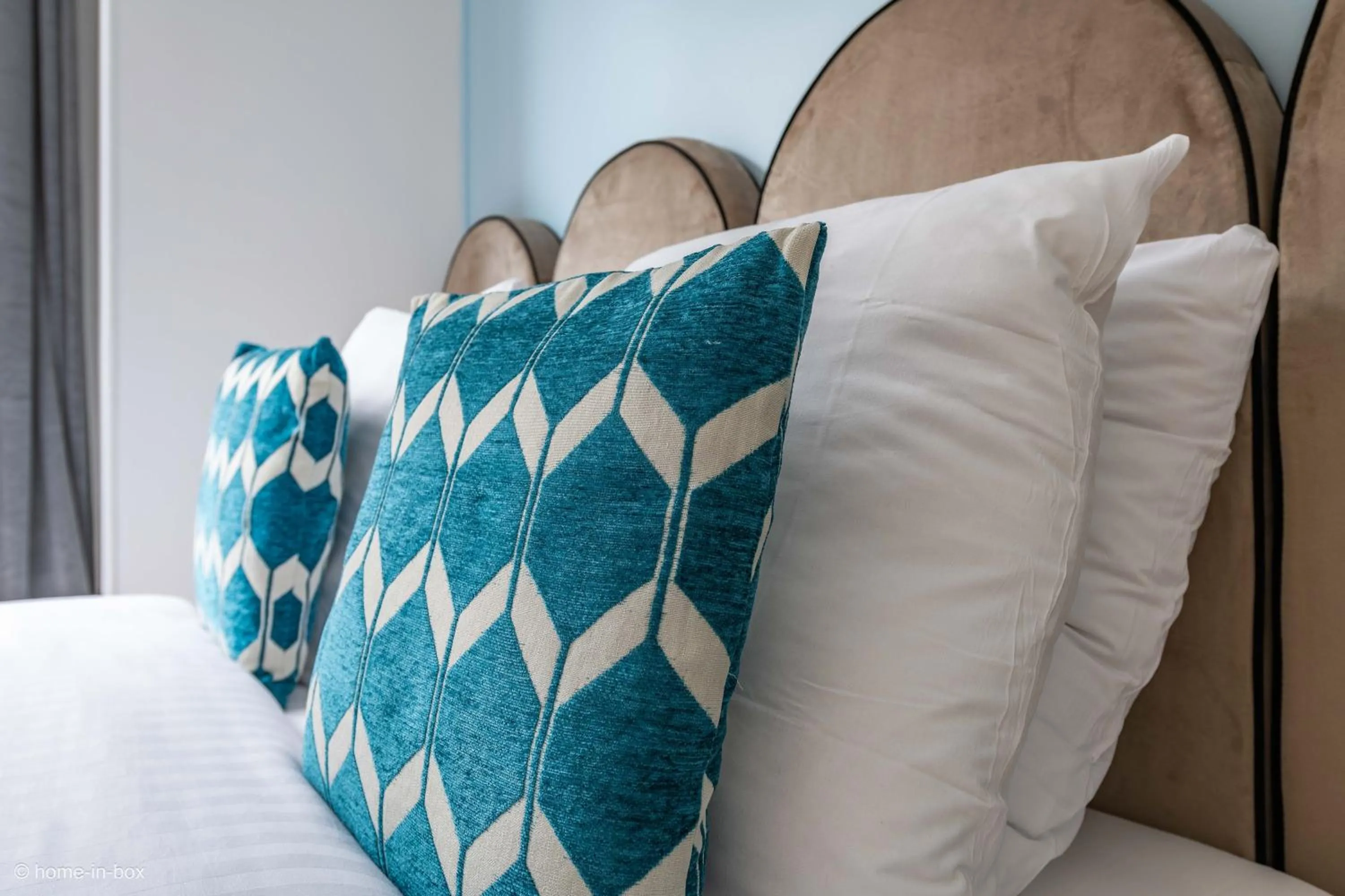 Bed in HotelHome Paris 16