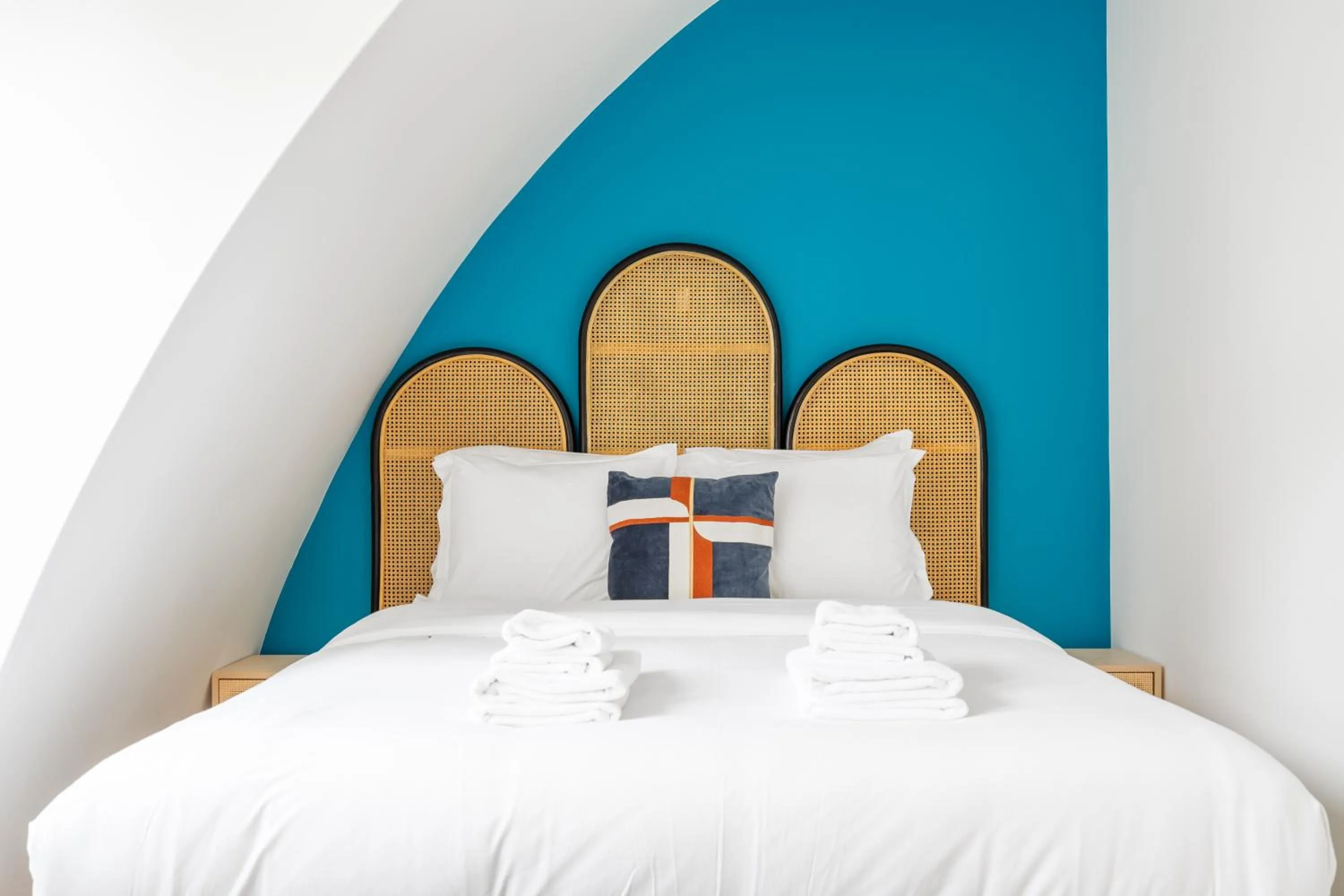 Bed in HotelHome Paris 16