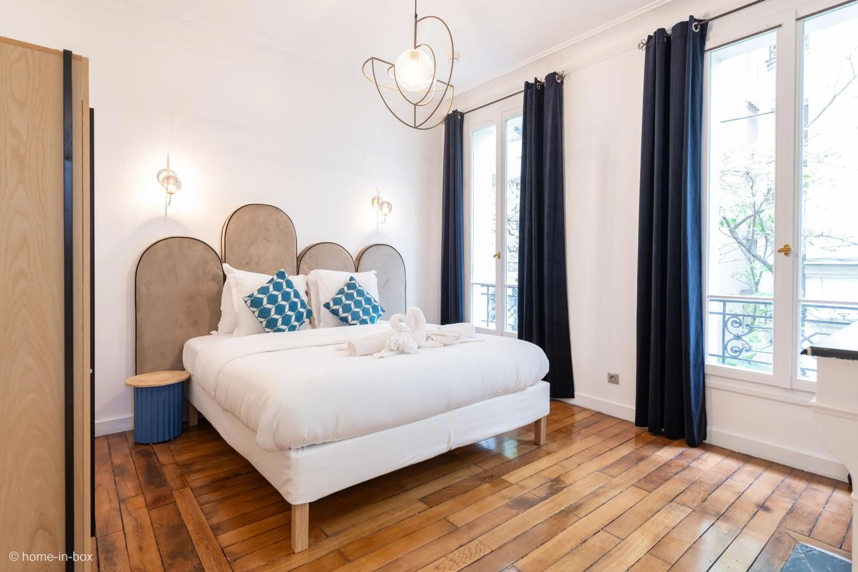 Bed in HotelHome Paris 16