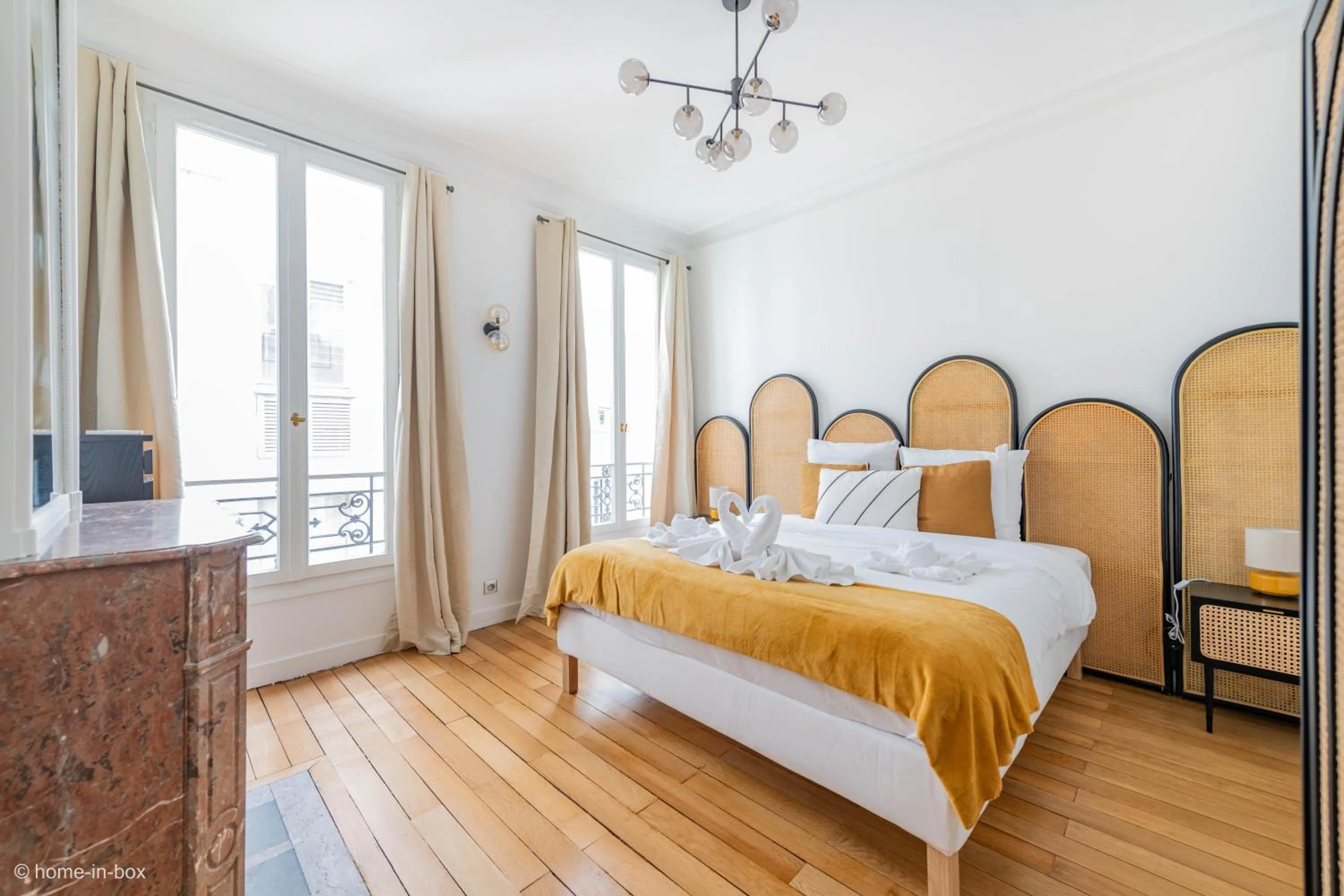 Bed in HotelHome Paris 16