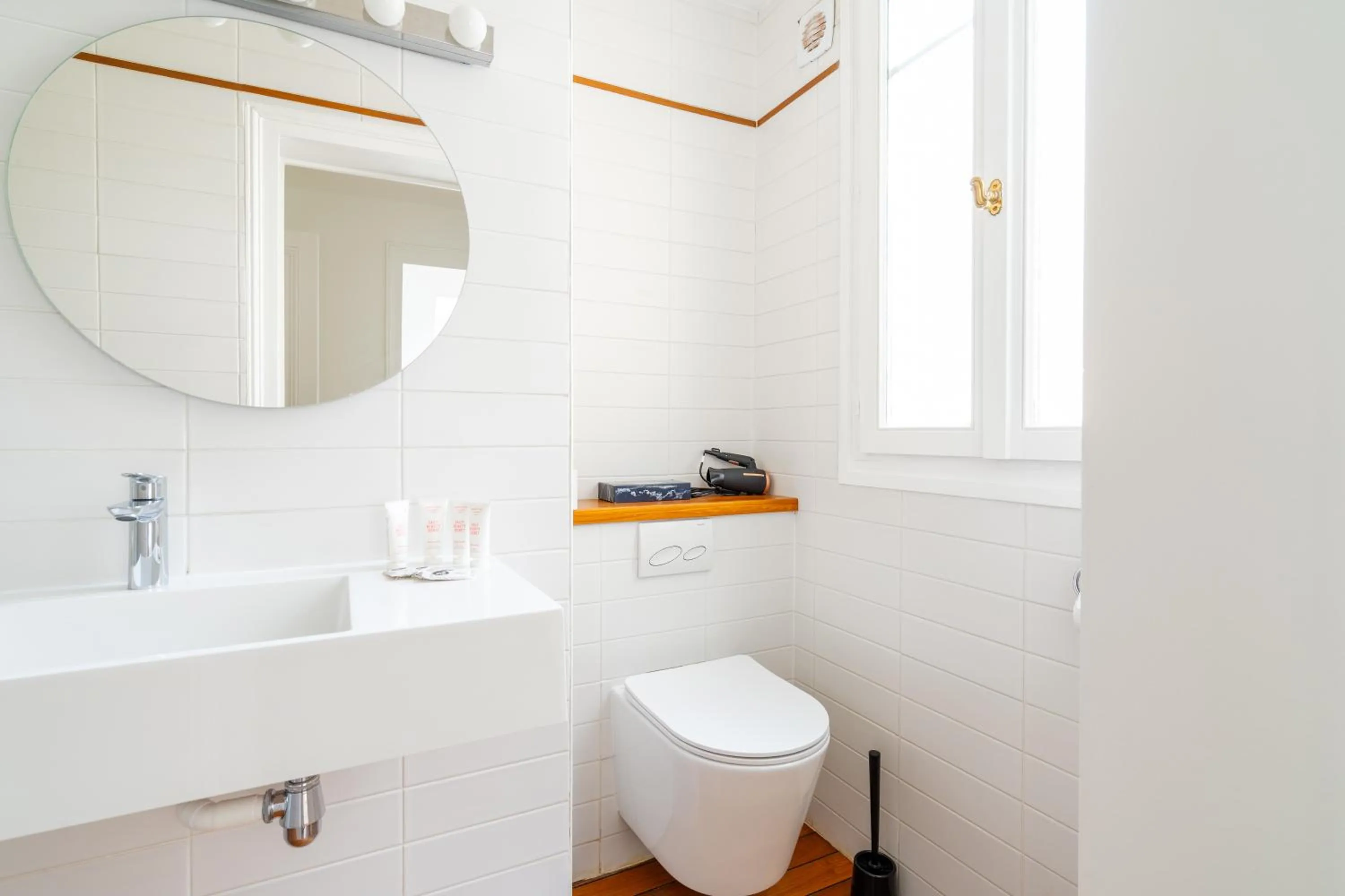 Toilet in HotelHome Paris 16