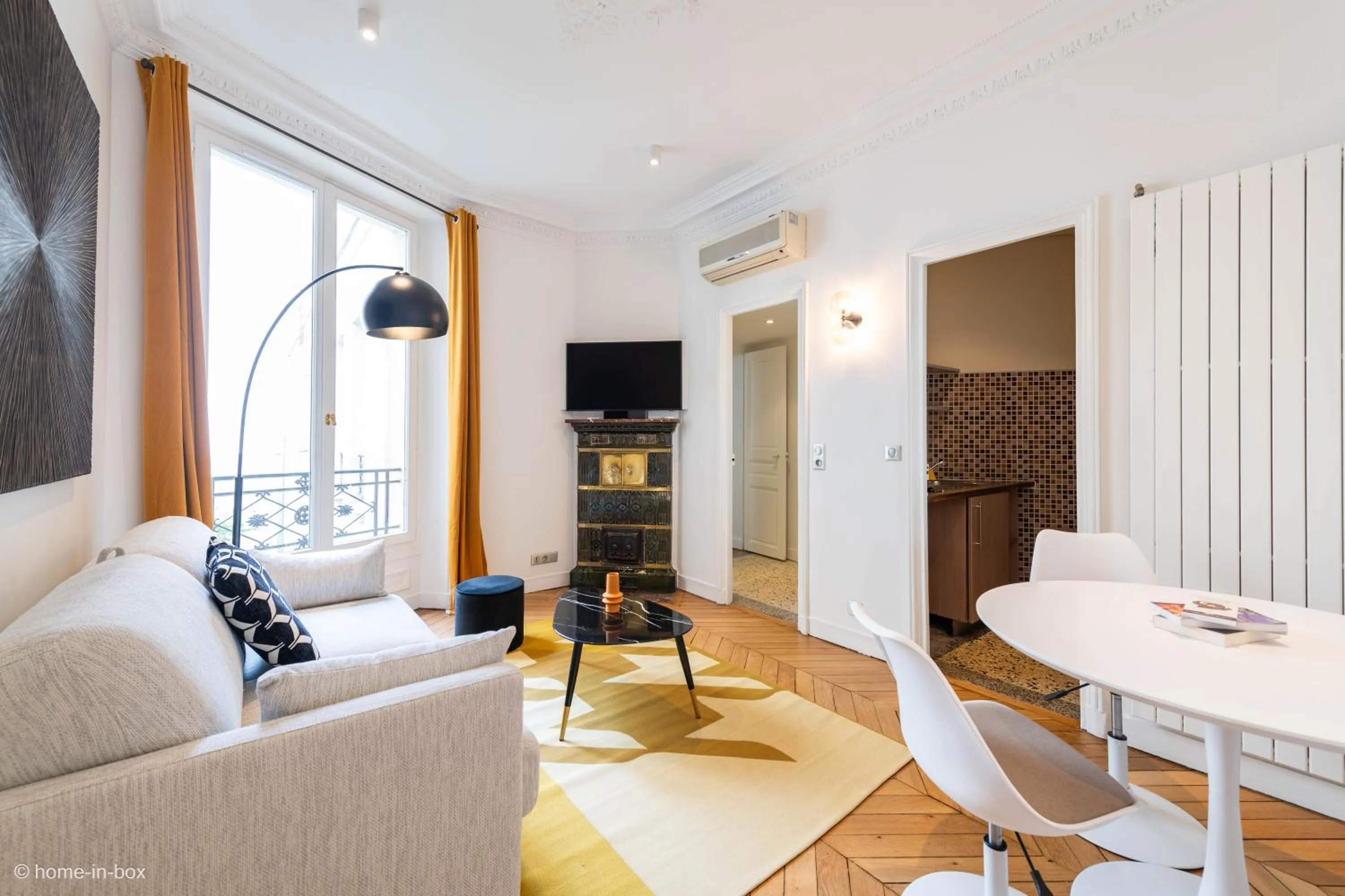 Communal lounge/ TV room in HotelHome Paris 16
