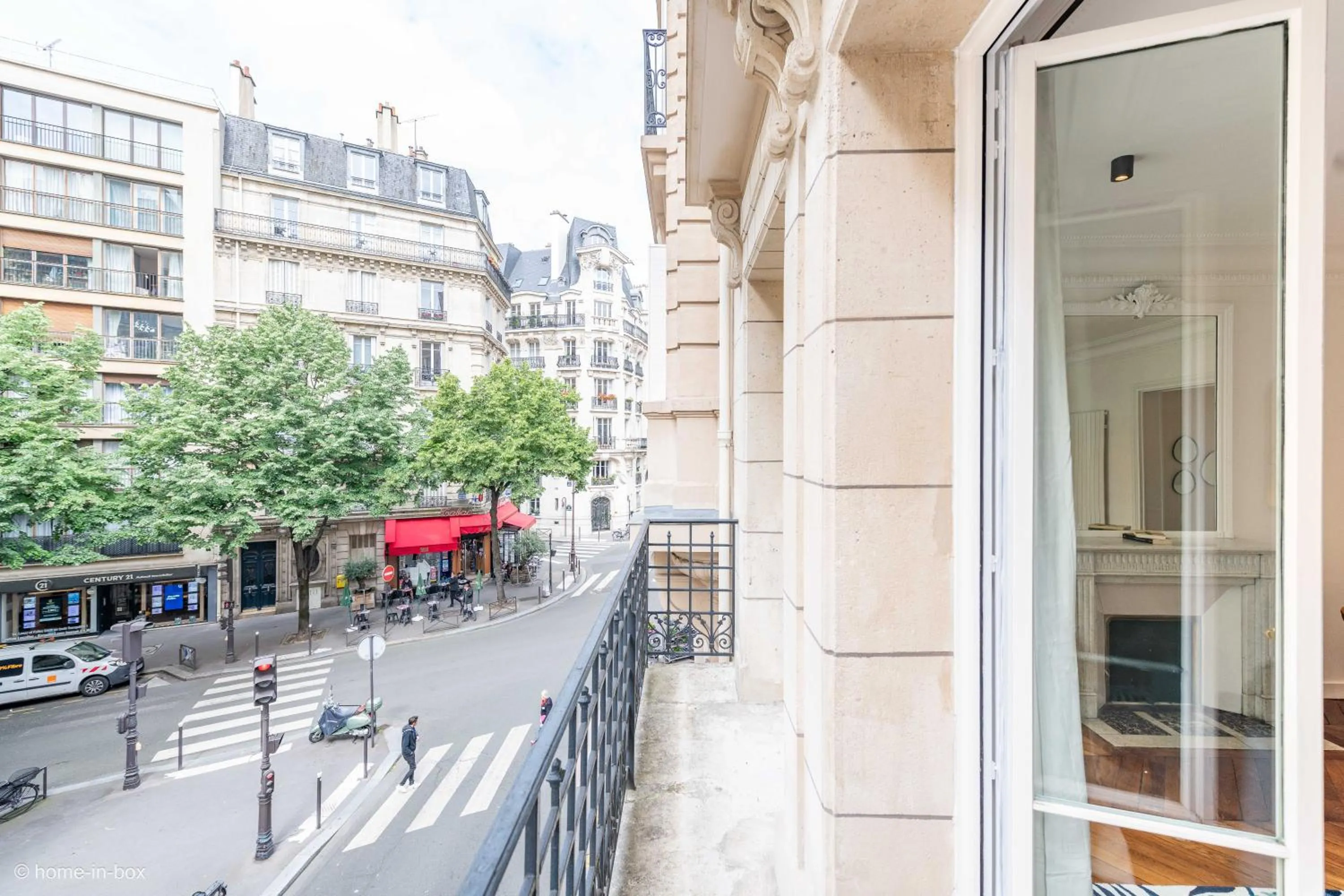 Day in HotelHome Paris 16