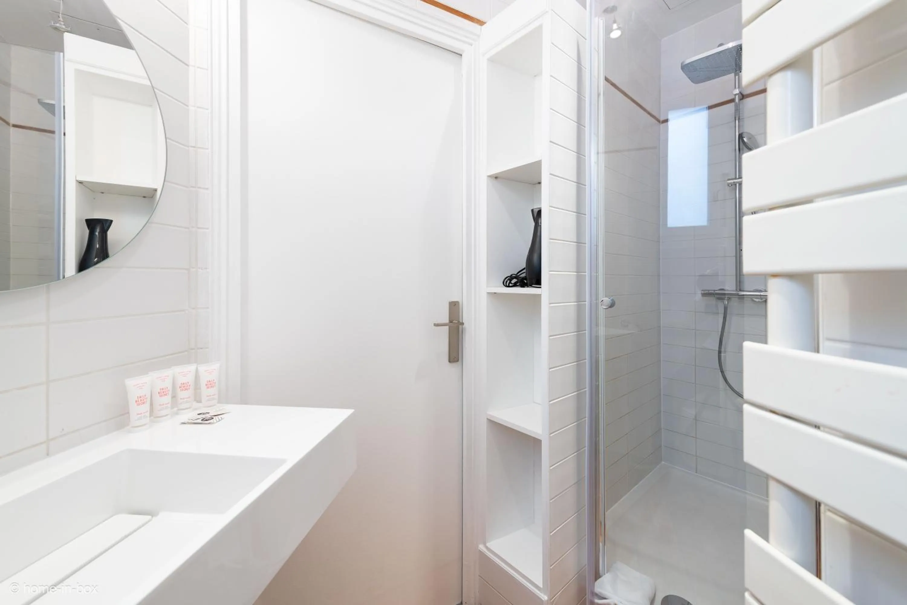 Shower in HotelHome Paris 16