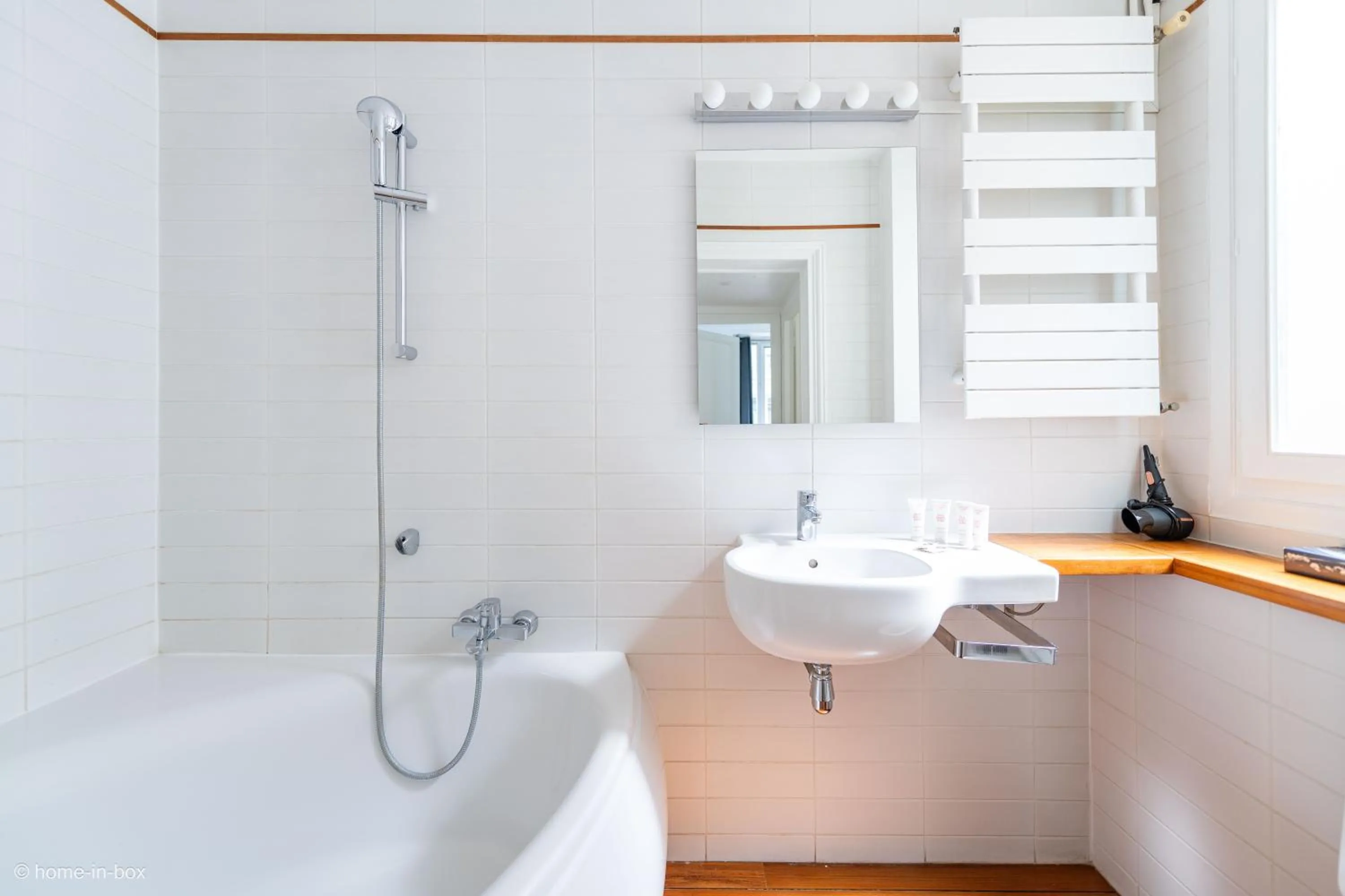 Bathroom in HotelHome Paris 16