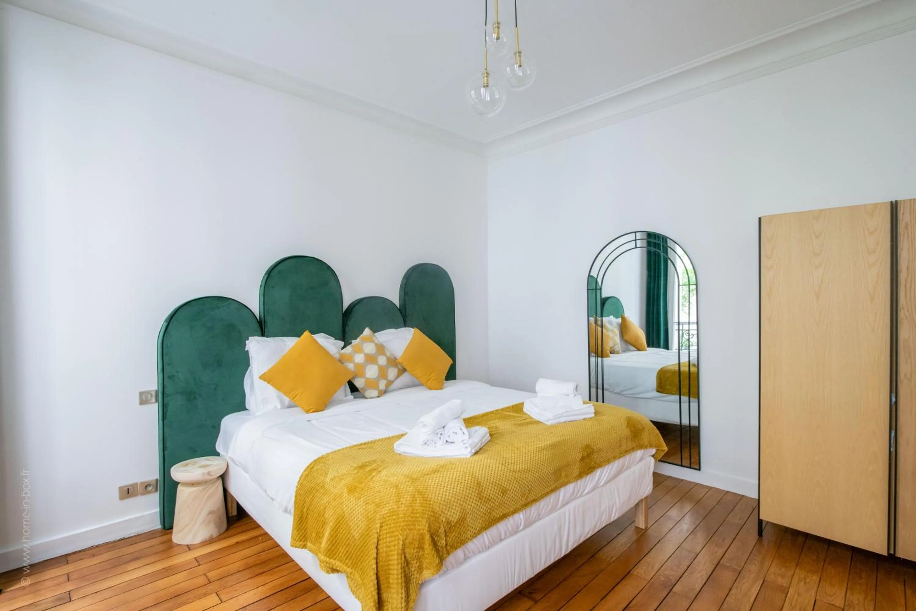 Bed in HotelHome Paris 16