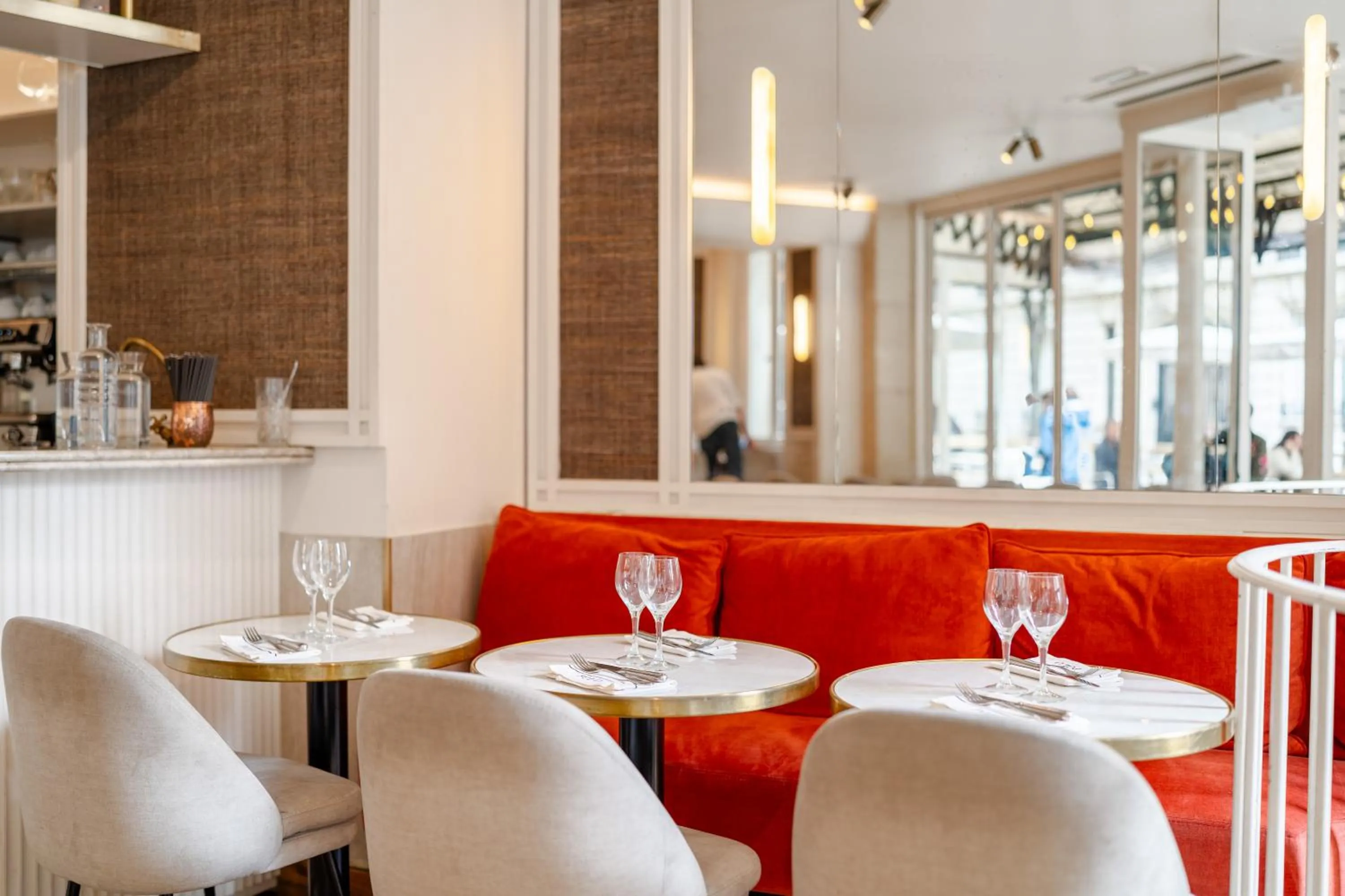 Restaurant/places to eat in HotelHome Paris 16