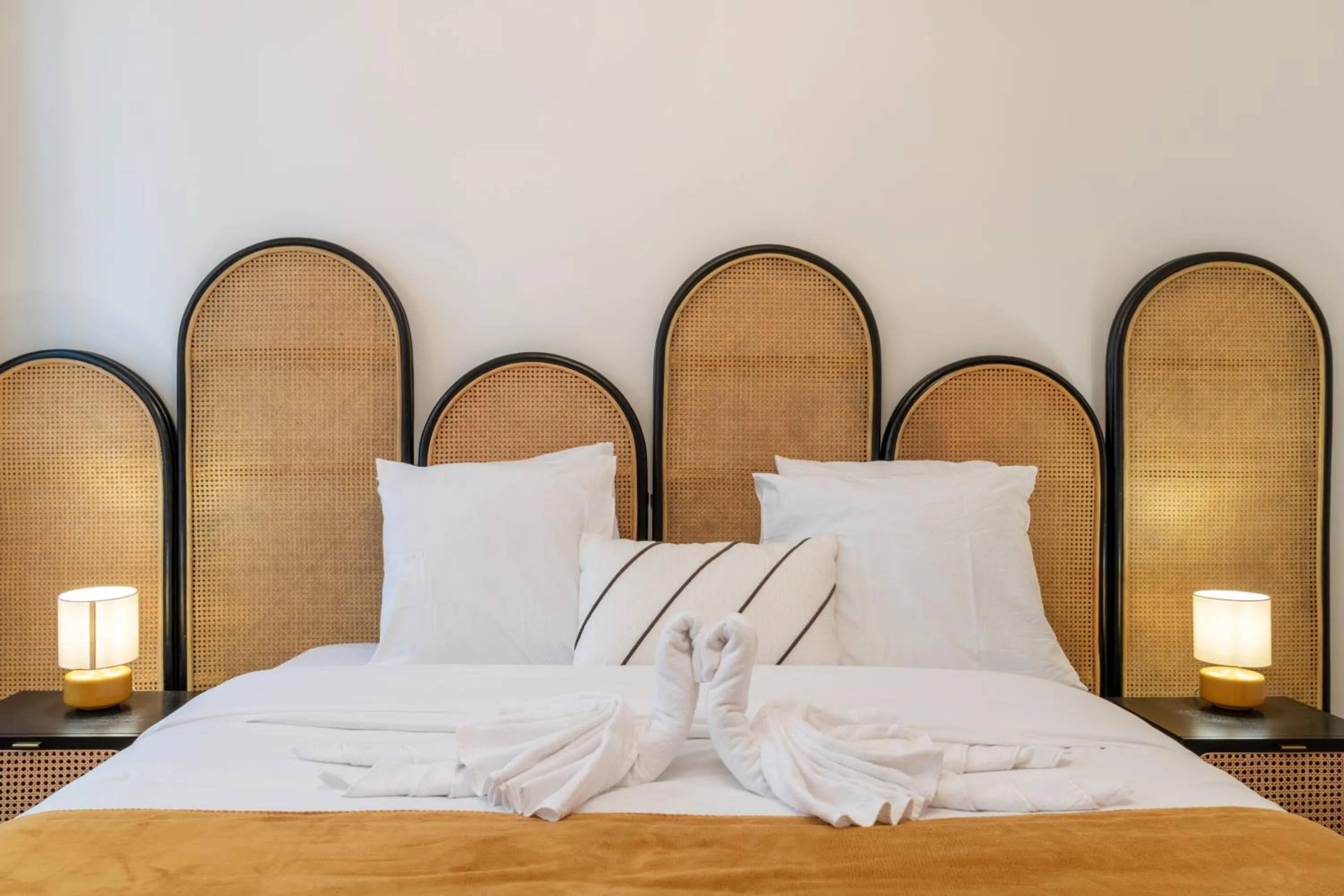 Bed in HotelHome Paris 16