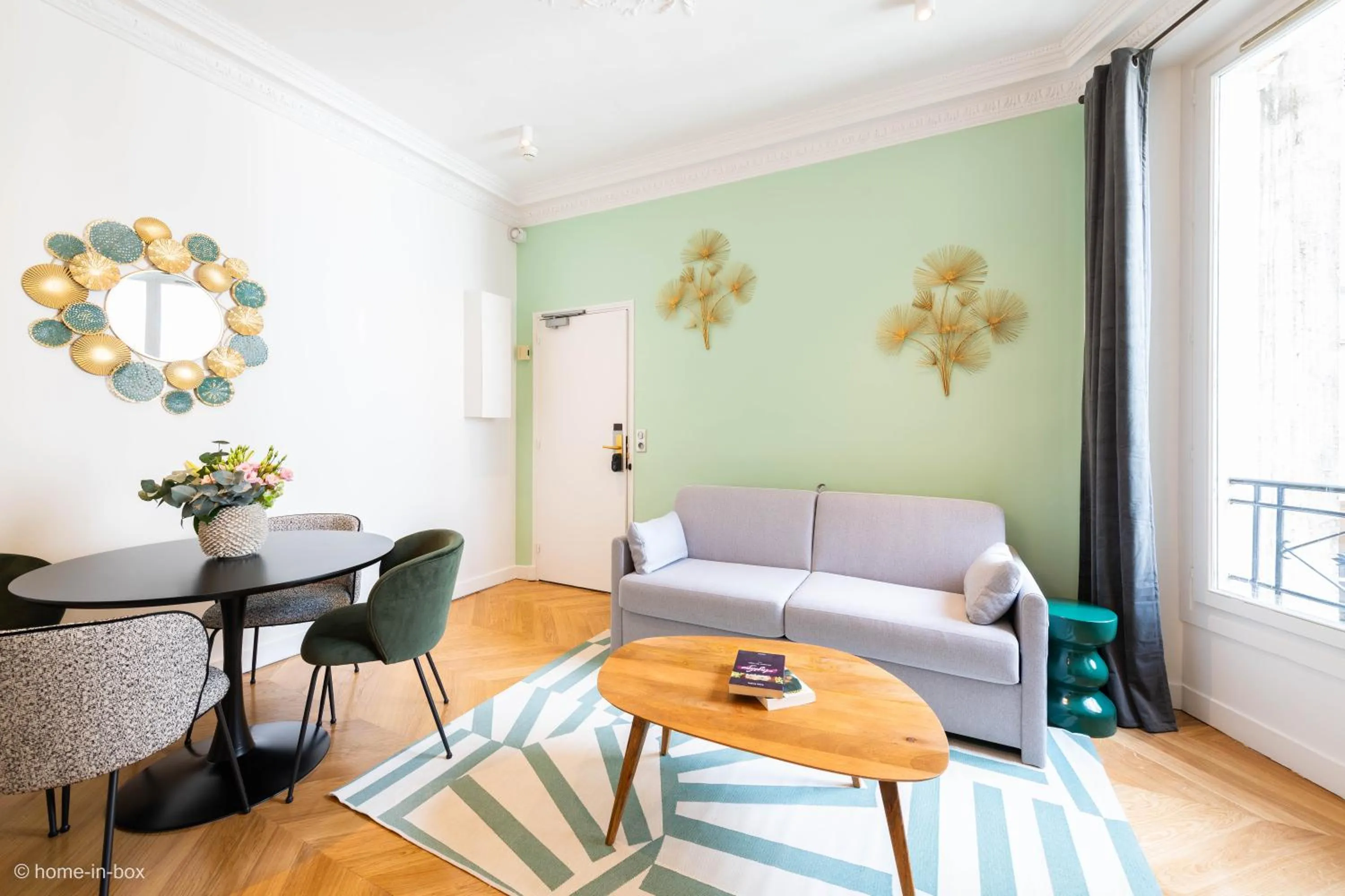 Seating area in HotelHome Paris 16