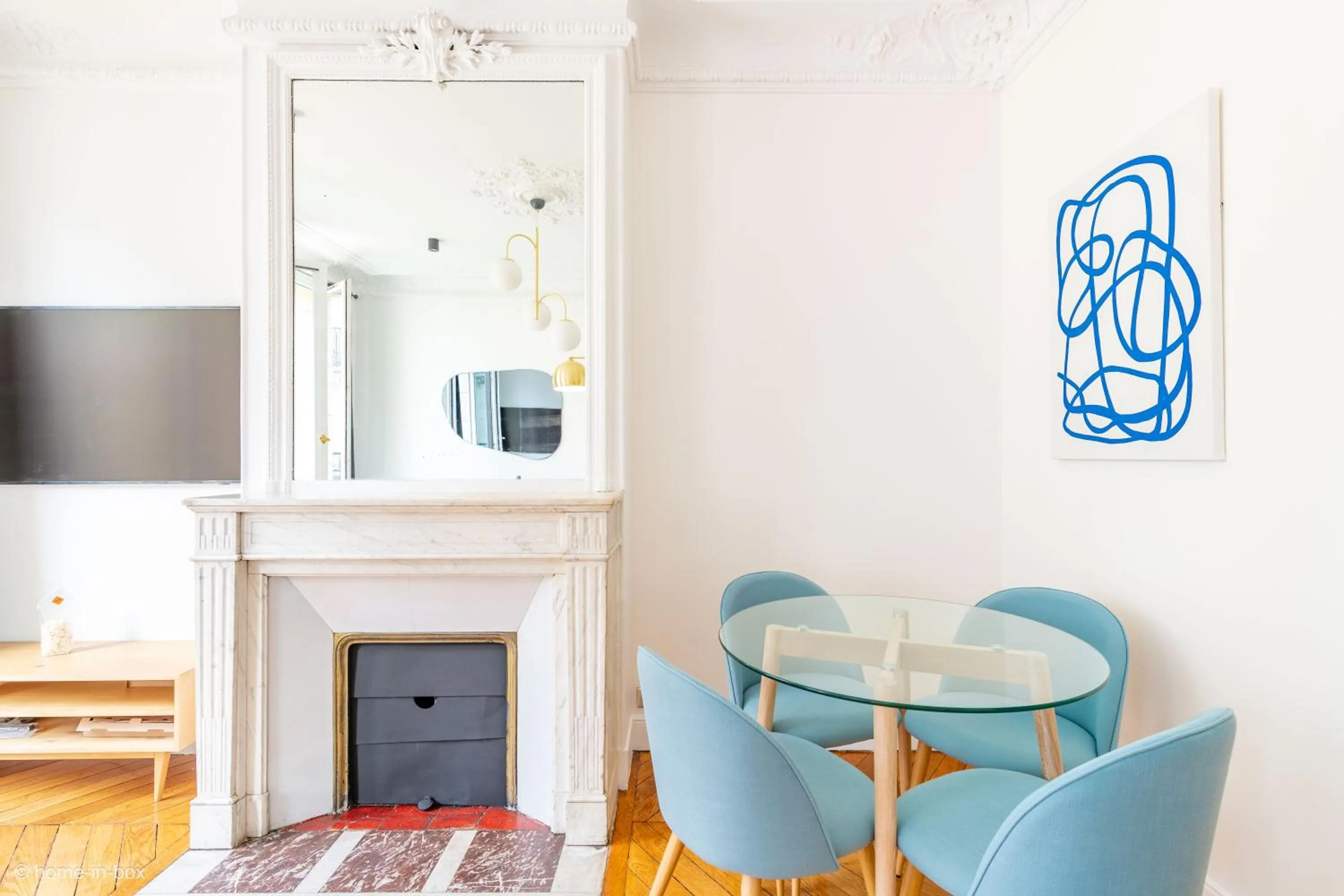 TV and multimedia in HotelHome Paris 16