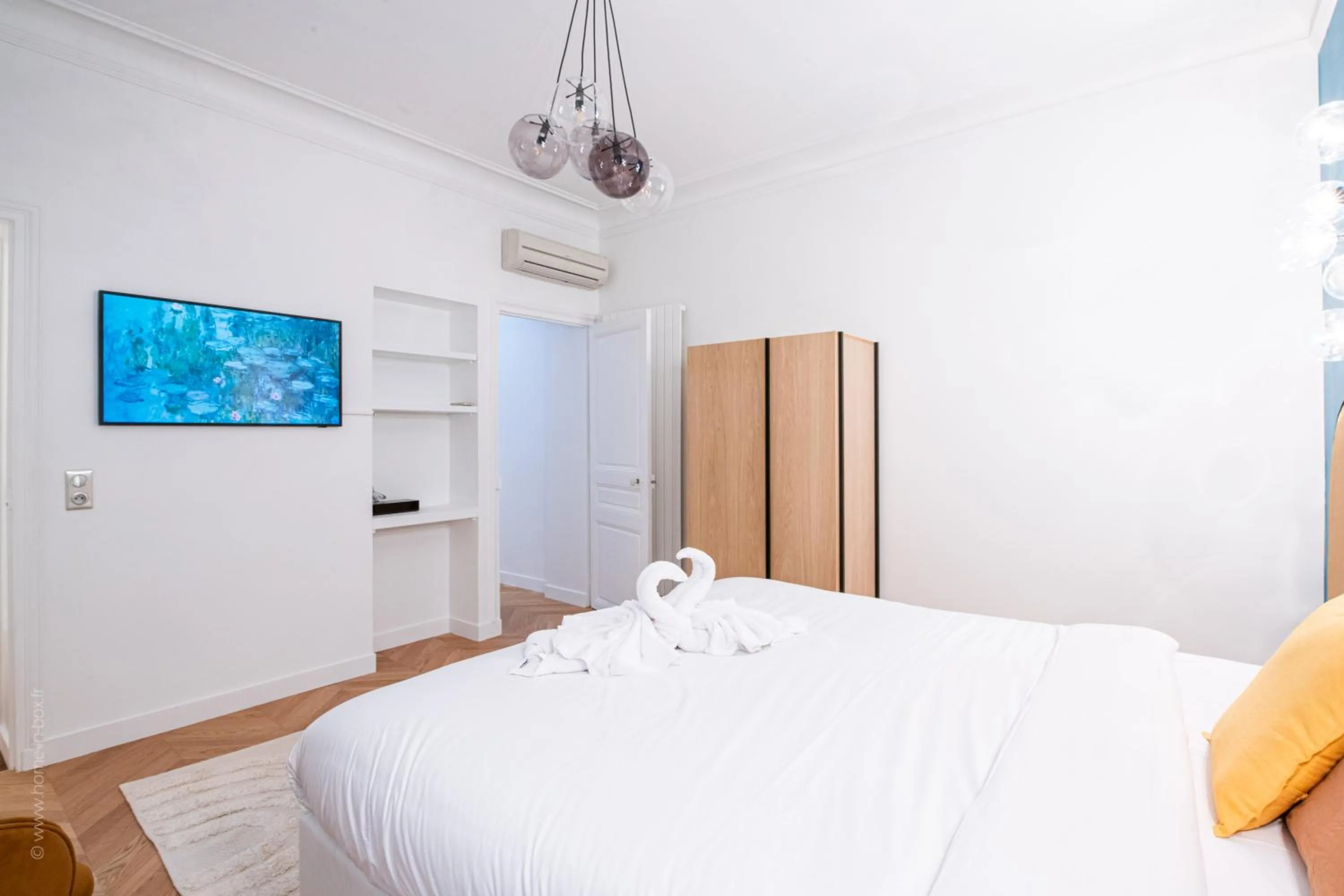 Bed in HotelHome Paris 16