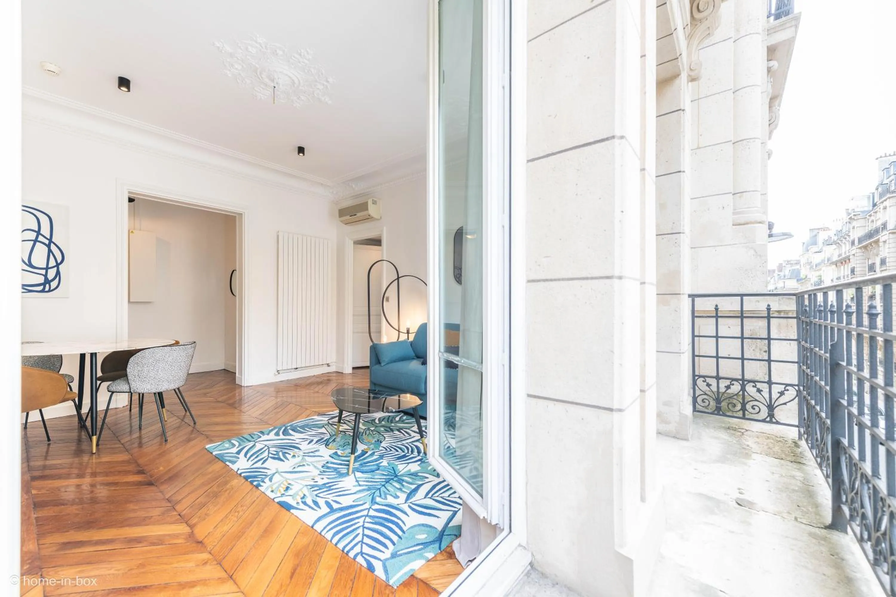 Day in HotelHome Paris 16