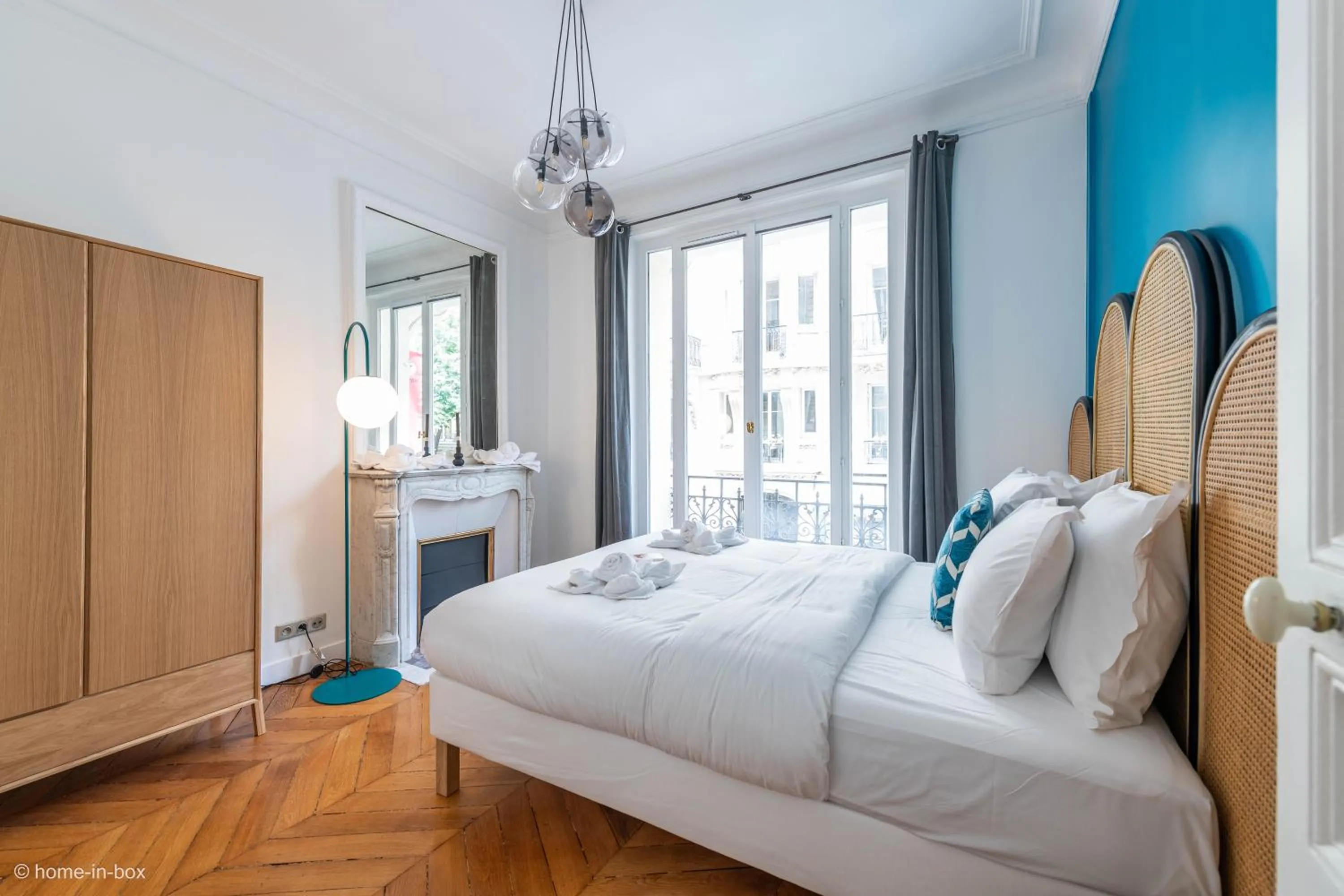 Bed in HotelHome Paris 16